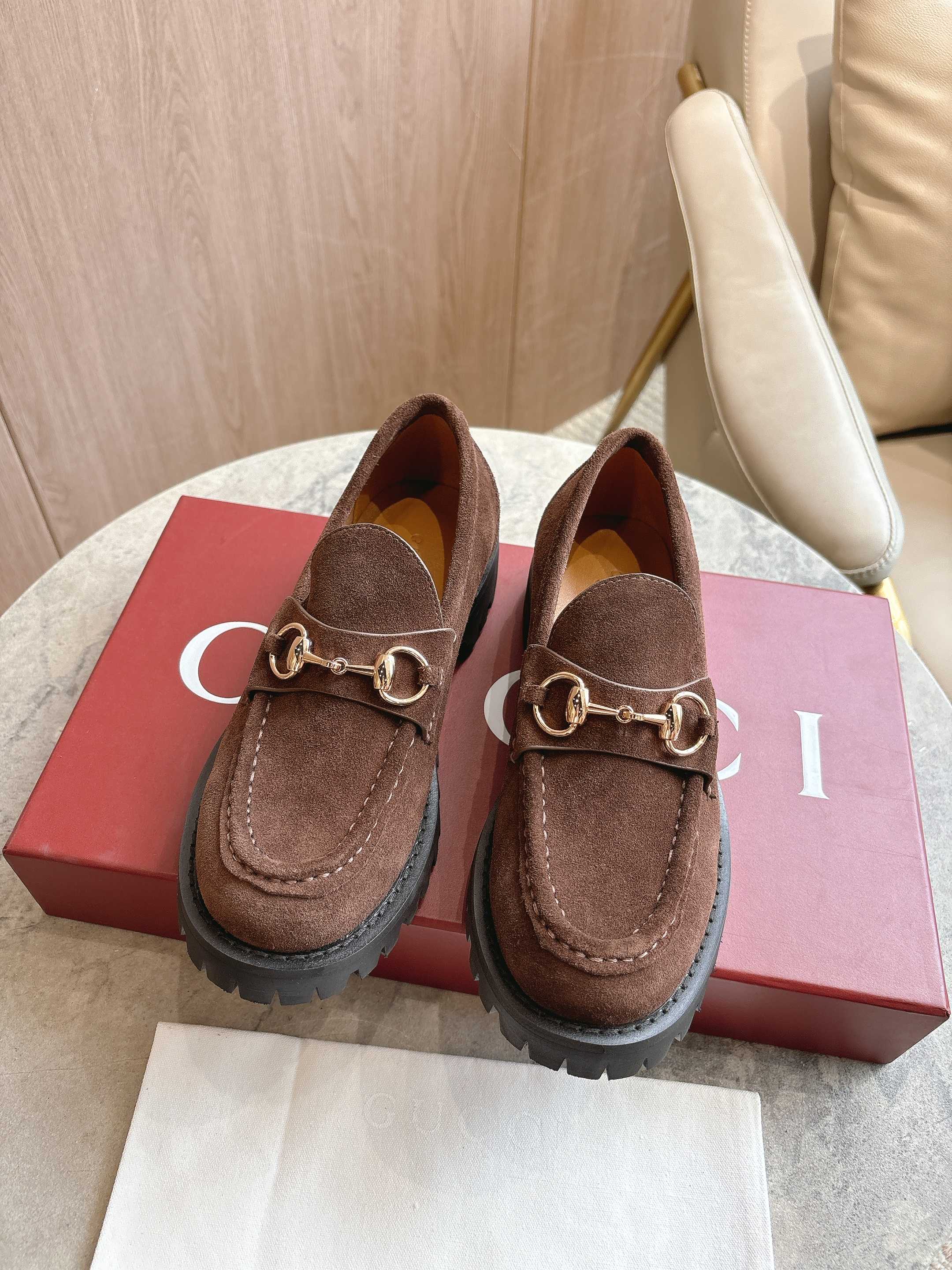 NO:536694,0453-8 Coffee (35-42) exquisite details inject elegance into this loafer. It is carefully crafted with smooth suede material and matched with graffiti rubber sole, which adds charm to the entire design. Light gold tone horse buckles inject brand identity into this classic but modern design. Dark brown suede material Light gold tone accessories Horse buckle Rubber graffiti sole Flat sole Height 3 cm, loafers, loafers198609090453-8 咖（35-42）精巧细节为这款乐福鞋注入优雅气息.以光滑绒面材质精心打造,搭配沟纹橡胶鞋底,令整款设计更添魅力.浅金色调马衔扣为这款经典而不失现代风范的设计注入品牌标识内涵. 深咖色绒面材质 浅金色调配件 马衔扣 橡胶沟纹鞋底 平底 高度3厘米,乐福鞋,loafers,Women's Shoes