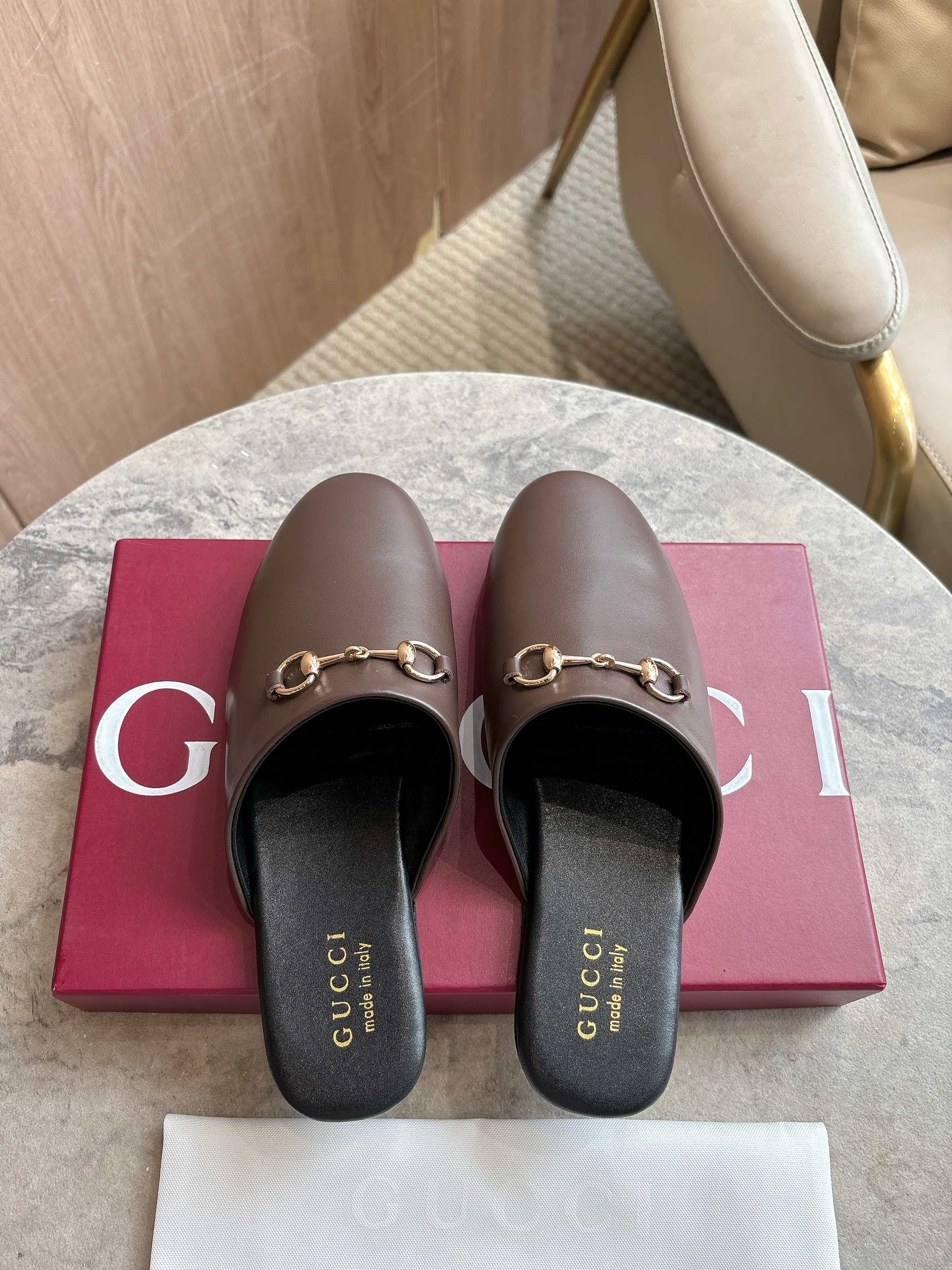 NO:559768,3669-1 Coffee (35-42) 2025 autumn and winter series, archive patterns continue to shine in Gucci's new series. The new series ingeniously presents horsebit accessories, highlighting the brand's equestrian heritage. These women's mules are crafted from smooth suede material, with light gold tone accessories to add eye-catching details. Leather material Light gold tone accessories Horsebit Leather sole Flat bottom, half drag, gucci198609093669-1 咖（35-42）2025秋冬系列, 典藏图案继续在Gucci全新系列中大放异彩.全新系列匠心呈献马衔扣配件,彰显品牌马术传承.这款女士穆勒鞋采用光滑绒面材质匠心打造,搭配浅金色调配件增添亮眼细节. 皮面材质 浅金色调配件 马衔扣 皮革鞋底 平底,半拖,gucci,Women's Shoes