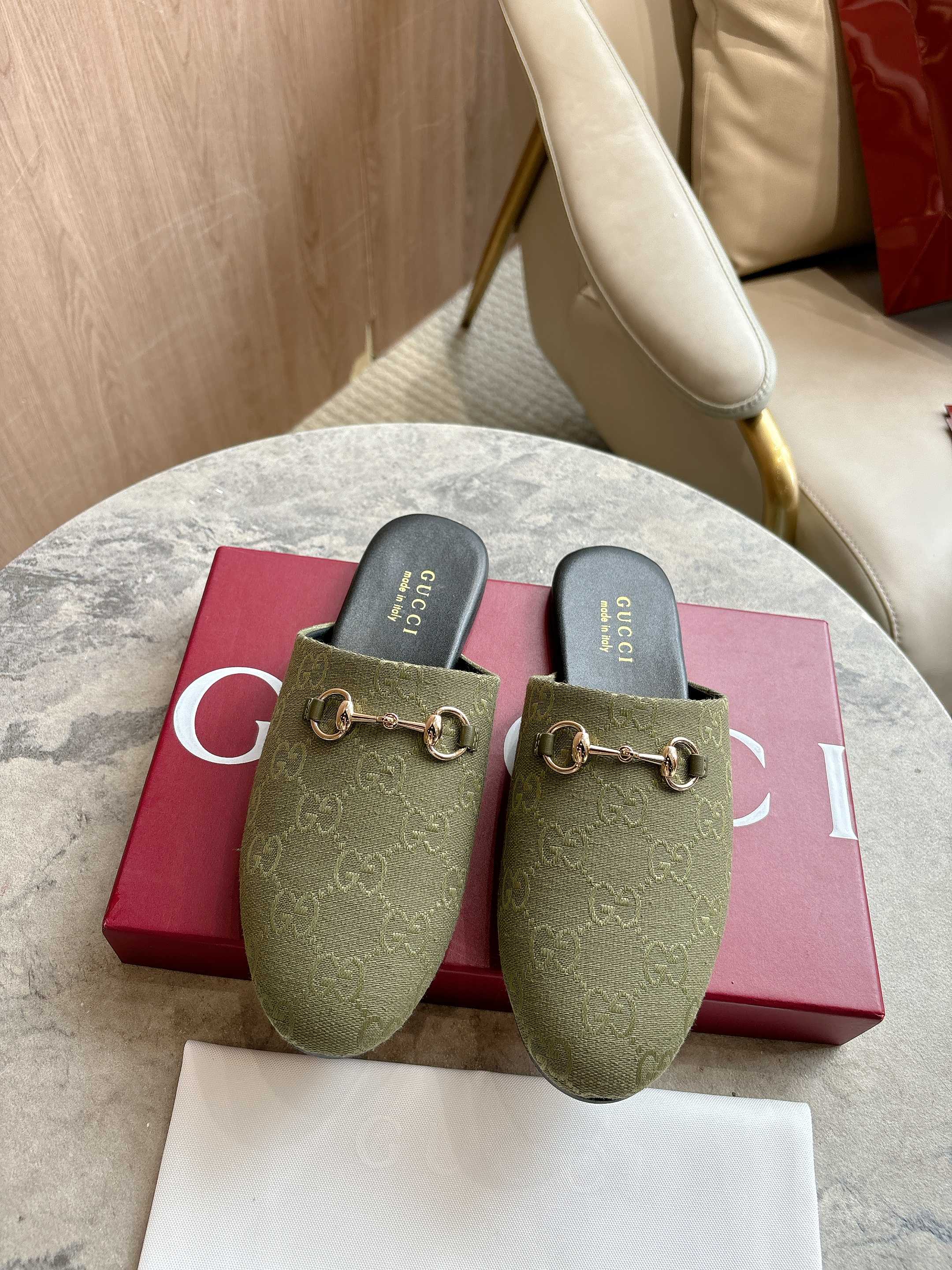 NO:559766,3669-1 Green G (35-41) Since its inception, slippers have been the iconic product of the Gucci series. This women's mules cleverly combines military green classic GG canvas and slipper design elements, blooming a dazzling new idea in the classic color scheme. Military green classic GG canvas for women, light gold tone accessories, dark brown leather piping, leather soles, horsebit details, flat bottom, semi-slippers, Gucci, slippers198609093669-1 绿G（35-41）自问世以来,拖鞋一直是Gucci系列的标志性产品.这款女士穆勒鞋巧妙军绿色经典GG帆布与拖鞋设计元素,于经典配色中绽放亮眼新意. 军绿色经典GG帆布 女士 浅金色调配件 深棕色皮革滚边 皮革鞋底 马衔扣细节 平底,半拖,gucci,slippers,Women's Shoes