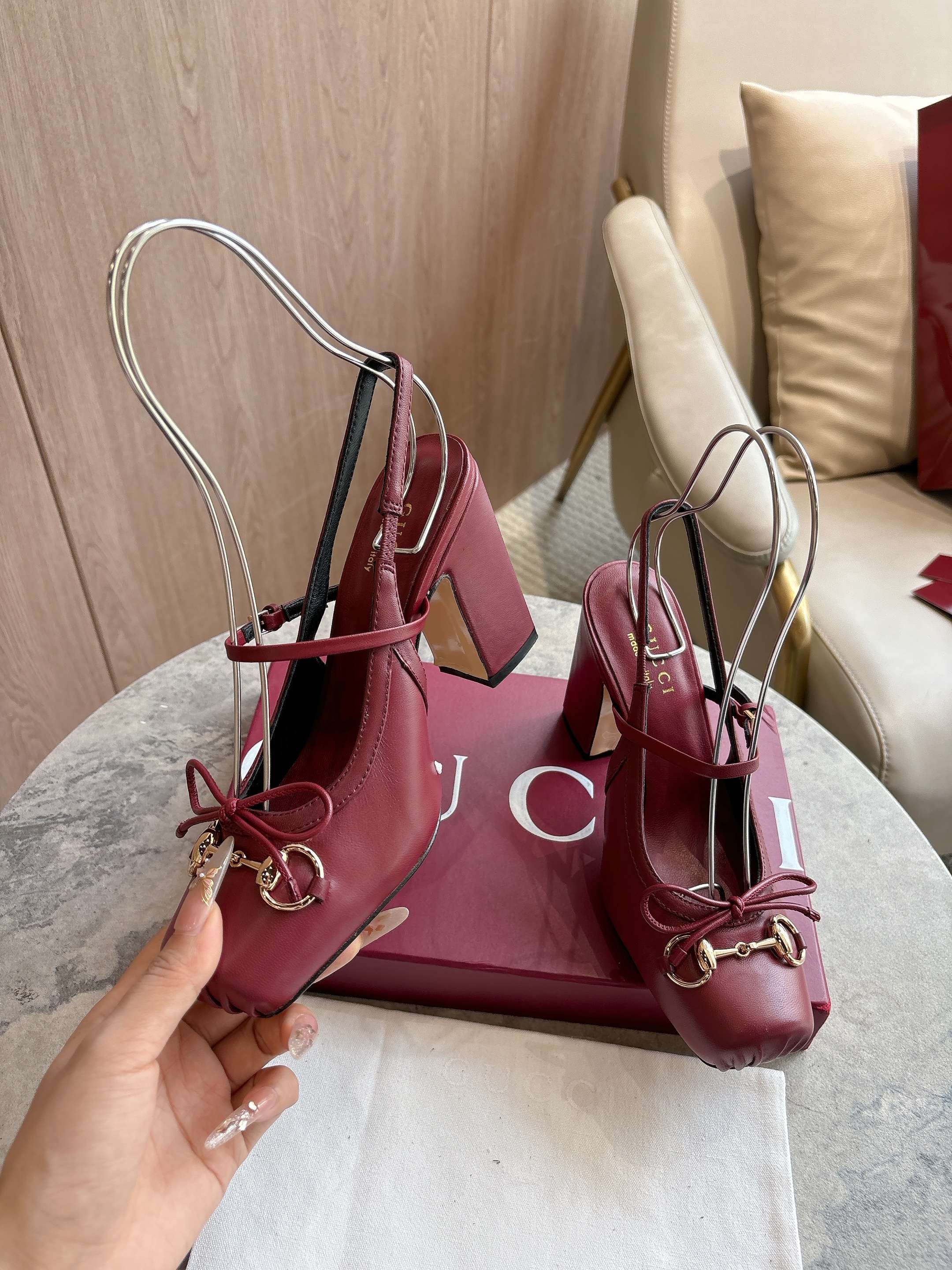 NO:559762,918-1 Burgundy (35-42) Autumn/Winter 2025, these horsebit sling-back pumps feature a square toe design and elegant bow detail, a nod to the traditional ballet shoe style. Crafted from leather, this piece is embellished with light gold-tone hardware. The 'sacchetto' construction ensures excellent comfort. Gucci Anchor Red Leather Light Gold-tone Hardware Leather Lining Horsebit Leather Bow Detail Leather Sole  'Sacchetto' structure, strap fixation design, with adjustable buckle, high heels, height 9.5 cm, high heels sandals, gucci, sandals, high heels19860909918-1 酒红（35-42）2025秋冬系列, 这款马衔扣后系带浅口鞋选用方形收口鞋头设计,搭配雅致的蝴蝶结细节,致敬传统芭蕾舞鞋款型.这款单品以皮革匠心打造,缀饰浅金色调配件.“sacchetto”构造确保出色的舒适感. 古驰安可拉红皮革 浅金色调配件 皮革衬里 马衔扣 皮革蝴蝶结细节 皮革鞋底 “Sacchetto”构造 绑带固定设计,配可调节搭扣 高跟 高度9.5厘米,高跟鞋凉鞋,gucci,sandals,high heels,Women's Shoes