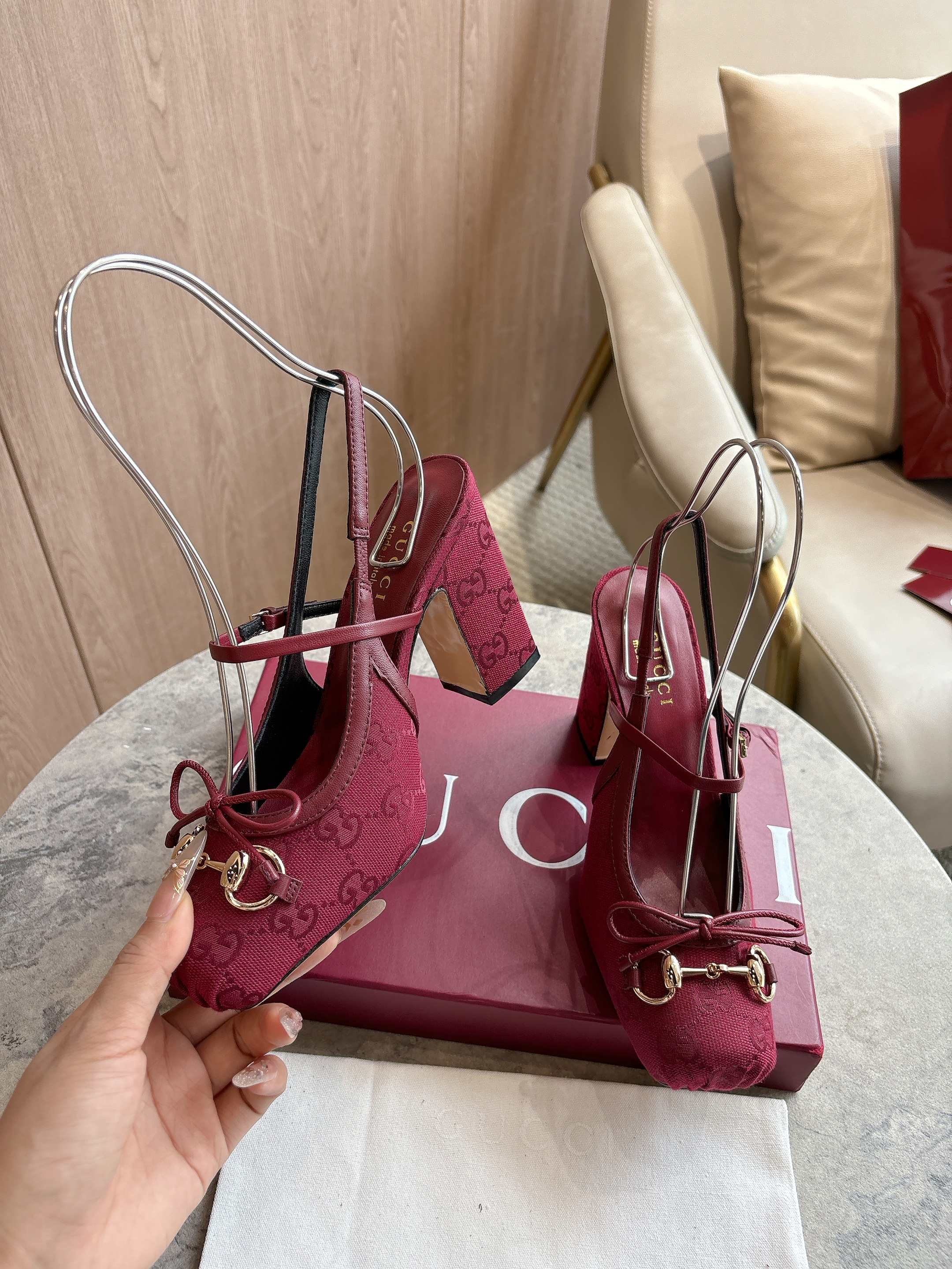NO:559758,918-1 Burgundy G (35-42) Autumn/Winter 2025 Collection, these horsebit slingback pumps feature a square toe design and elegant bow details, a nod to the traditional ballet shoe style. This piece is crafted from leather and embellished with light gold-tone hardware. The 'sacchetto' construction ensures excellent comfort. Gucci Anchor red GG canvas Light gold-tone hardware Leather lining Horsebit Leather bow detail  Leather sole 'Sacchetto' construction Strap fixation design with adjustable buckle High heels Height 9.5 cm, high heels sandals, gucci, sandals, high heels19860909918-1 酒红G（35-42）2025秋冬系列, 这款马衔扣后系带浅口鞋选用方形收口鞋头设计,搭配雅致的蝴蝶结细节,致敬传统芭蕾舞鞋款型.这款单品以皮革匠心打造,缀饰浅金色调配件.“sacchetto”构造确保出色的舒适感. 古驰安可拉红色GG帆布 浅金色调配件 皮革衬里 马衔扣 皮革蝴蝶结细节 皮革鞋底 “Sacchetto”构造 绑带固定设计,配可调节搭扣 高跟 高度9.5厘米,高跟鞋凉鞋,gucci,sandals,high heels,Women's Shoes