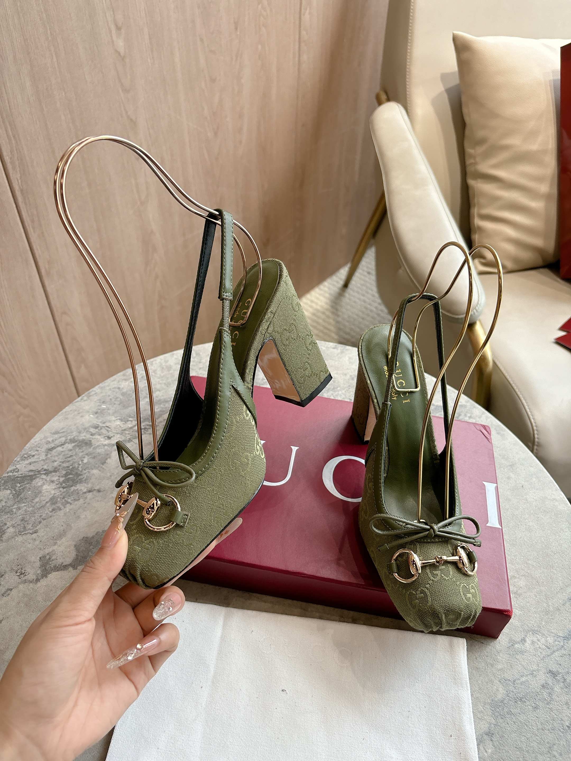 NO:559756,918-1 Green G (35-42) Autumn/Winter 2025 Collection, these horsebit slingback pumps feature a square toe design and elegant bow details, paying homage to the traditional ballet shoe style. This piece is crafted from leather and embellished with light gold-tone hardware. The 'sacchetto' construction ensures excellent comfort. Army green GG canvas Light gold-tone hardware Leather lining Horsebit leather bow detail Leather sole  'Sacchetto' structure, strap fixation design, with adjustable buckle, high heels, height 9.5 cm, high heels sandals, sandals, high heels19860909918-1 绿G（35-42）2025秋冬系列, 这款马衔扣后系带浅口鞋选用方形收口鞋头设计,搭配雅致的蝴蝶结细节,致敬传统芭蕾舞鞋款型.这款单品以皮革匠心打造,缀饰浅金色调配件.“sacchetto”构造确保出色的舒适感. 军绿色GG帆布 浅金色调配件 皮革衬里 马衔扣 皮革蝴蝶结细节 皮革鞋底 “Sacchetto”构造 绑带固定设计,配可调节搭扣 高跟 高度9.5厘米,高跟鞋凉鞋,sandals,high heels,Women's Shoes
