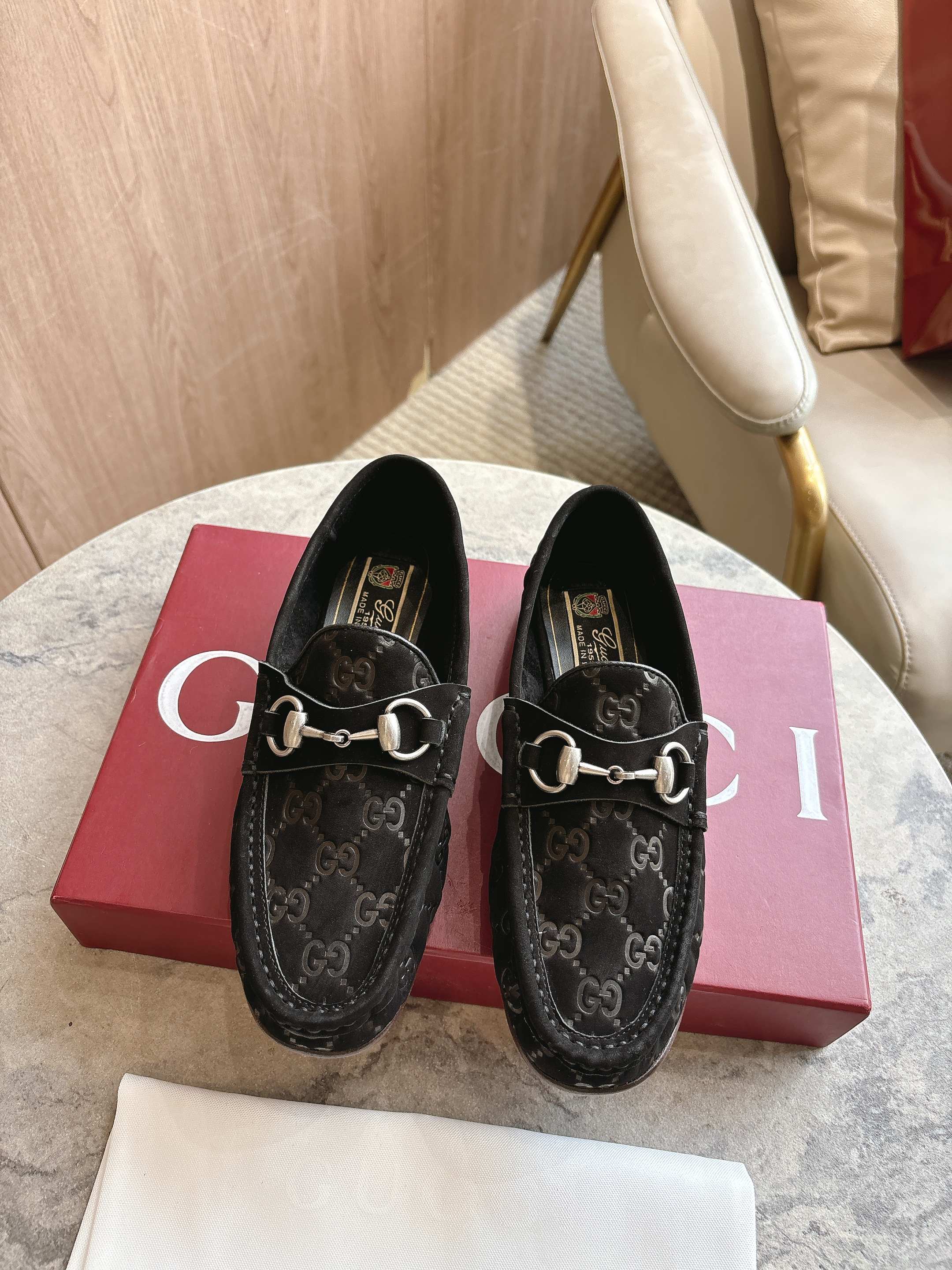 NO:562262,1054-2 Black (35-42) These women's loafers have an elegant silhouette and are made of exquisite GG suede material. They are modern and fashionable without losing classic charm. The chic horsebit accessories shine with a silver finish, adding charm to the entire design. Black GG suede material, silver-tone accessories, leather lining, horsebit, leather sole, heel height 1.5 cm, loafers, loafers198609091054-2 黑（35-42）这款女士乐福鞋廓形优雅,采用精致的GG绒面材质,现代时尚又不失经典韵味.别致马衔扣配件以银色饰面闪耀呈现,为整个设计倍添魅力. 黑色GG绒面材质 银色调配件 皮革衬里 马衔扣 皮革鞋底 跟高1.5厘米,乐福鞋,loafers,Women's Shoes