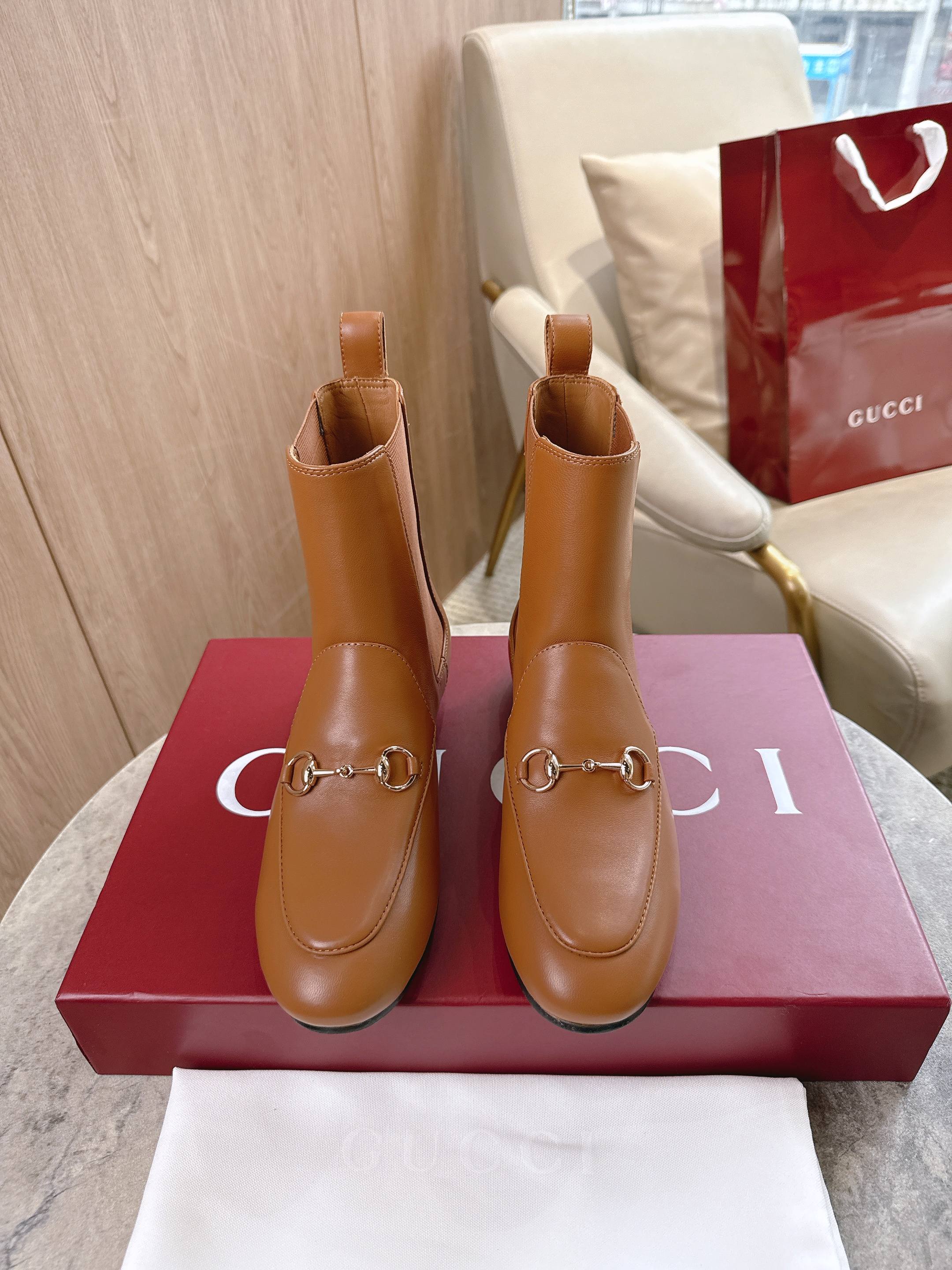 NO:562277,920-2 Brown (35-42) Gucci Jordaan series loafers are a classic item that runs through all seasons. This ankle boot reinterprets the classic silhouette, using smooth leather, with a light gold tone horsebit, showing its unique charm. Brown leather light gold tone accessories horsebit leather sole flat bottom height 1 cm, boots, gucci, loafers, boots19860909920-2 棕（35-42）Gucci Jordaan系列乐福鞋是贯穿四季的经典单品.这款踝靴焕新演绎经典廓形,选用光面皮革,搭配浅金色调马衔扣,彰显别致魅力. 棕色皮革 浅金色调配件 马衔扣 皮革鞋底 平底 高度1厘米,靴子,gucci,loafers,boots,Women's Shoes