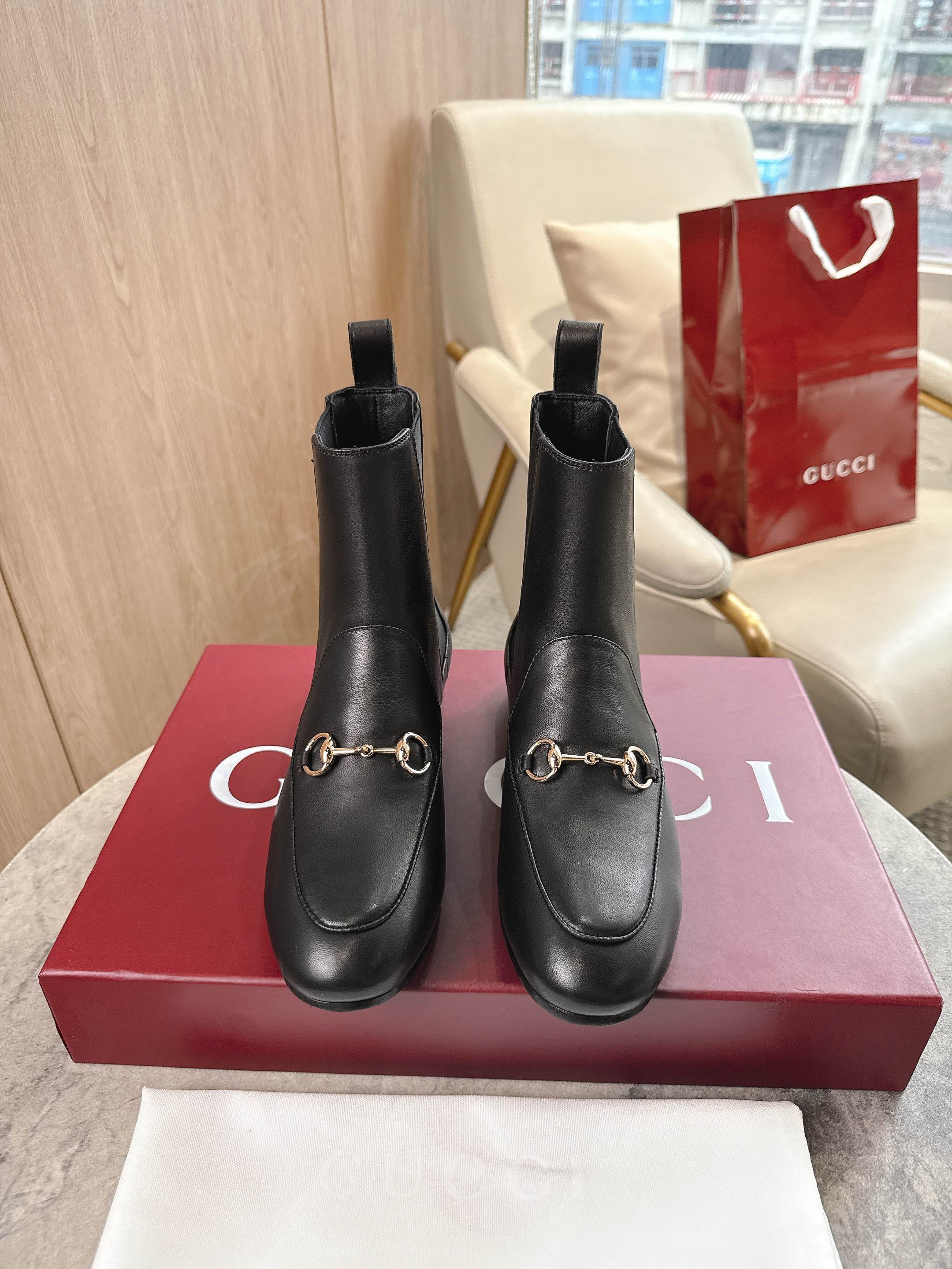 NO:562272,920-2 Black (35-42) Gucci Jordaan series loafers are a classic item that runs through all seasons. This ankle boot reinterprets the classic silhouette and is made of smooth leather with a light gold-toned horsebit buckle to highlight its chic charm. Black leather Light gold-toned accessories Horsebit Leather sole Flat bottom Height 1 cm, boots, gucci, loafers, boots19860909920-2 黑（35-42）Gucci Jordaan系列乐福鞋是贯穿四季的经典单品.这款踝靴焕新演绎经典廓形,选用光面皮革,搭配浅金色调马衔扣,彰显别致魅力. 黑色皮革 浅金色调配件 马衔扣 皮革鞋底 平底 高度1厘米,靴子,gucci,loafers,boots,Women's Shoes