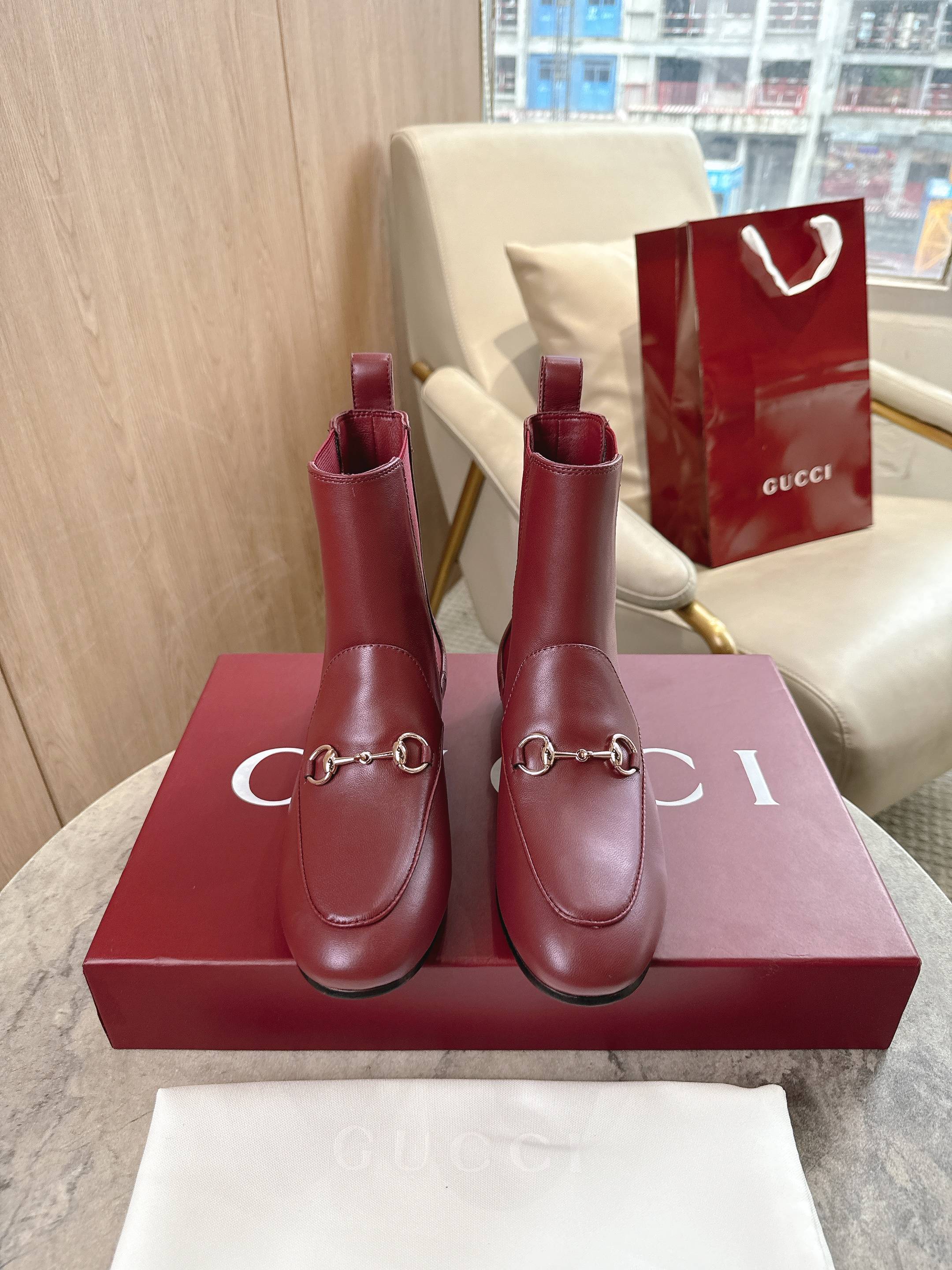 NO:562267,920-2 Burgundy (35-42) Gucci Jordaan series loafers are a classic item that runs through all seasons. This ankle boot reinterprets the classic silhouette, using smooth leather, with a light gold-toned horsebit, showing its unique charm. Angora red leather light gold-toned accessories horsebit leather sole flat bottom height 1 cm, boots, gucci, loafers, boots19860909920-2 酒红（35-42）Gucci Jordaan系列乐福鞋是贯穿四季的经典单品.这款踝靴焕新演绎经典廓形,选用光面皮革,搭配浅金色调马衔扣,彰显别致魅力. 安哥拉红色皮革 浅金色调配件 马衔扣 皮革鞋底 平底 高度1厘米,靴子,gucci,loafers,boots,Women's Shoes