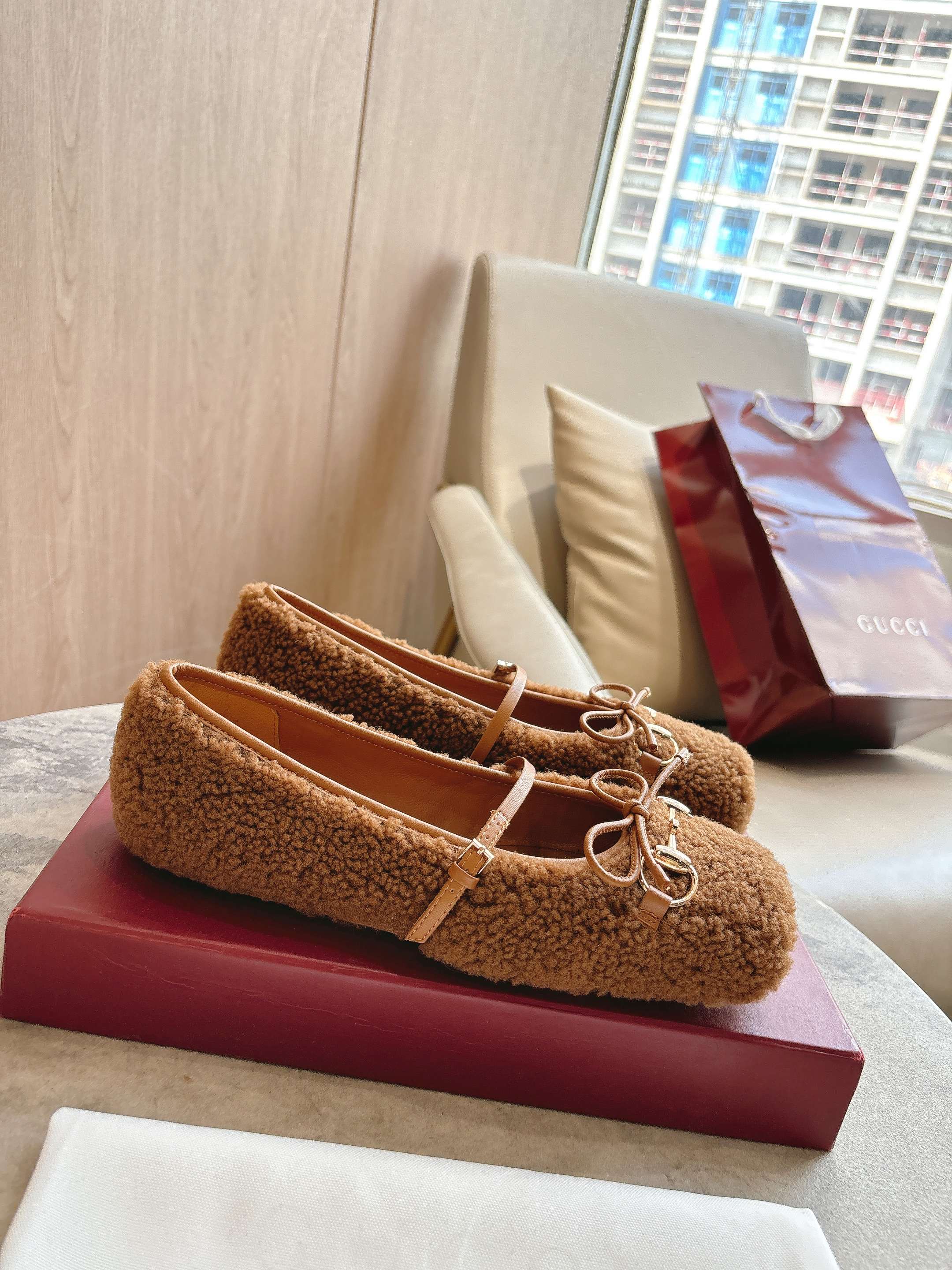 NO:615567,9099-12 Brown (35-42) These signature horsebit ballet flats pay homage to the traditional ballet shoe shape with a square toe and elegant bow detail. Crafted from merino wool, this piece is expertly embellished with a light gold-toned horsebit buckle for a unique look. A 'sacchetto' construction with a soft padded insole for a premium feel. Light beige merino wool Leather piping Gold-tone hardware  Horsebit buckle Leather bow detail Leather sole 'Sacchetto' construction Soft padded insole Leather straps with adjustable buckle Flat, ballet shoes198609099099-12 棕（35-42）这款标志性马衔扣平底芭蕾舞鞋采用方形鞋头,搭配雅致的蝴蝶结细节,向传统芭蕾舞鞋款型致敬.这件单品以美利奴羊毛打造,匠心缀饰浅金色调马衔扣,尽显别样风采.“sacchetto”构造配以柔软加衬内底,打造出色穿着体验. 浅米色美利奴羊毛 皮革滚边 线金色调配件 马衔扣 皮革蝴蝶结细节 皮革鞋底 “Sacchetto”构造 柔软加衬内底 皮革绑带,配可调节搭扣 平底,芭蕾舞鞋,Women's Shoes