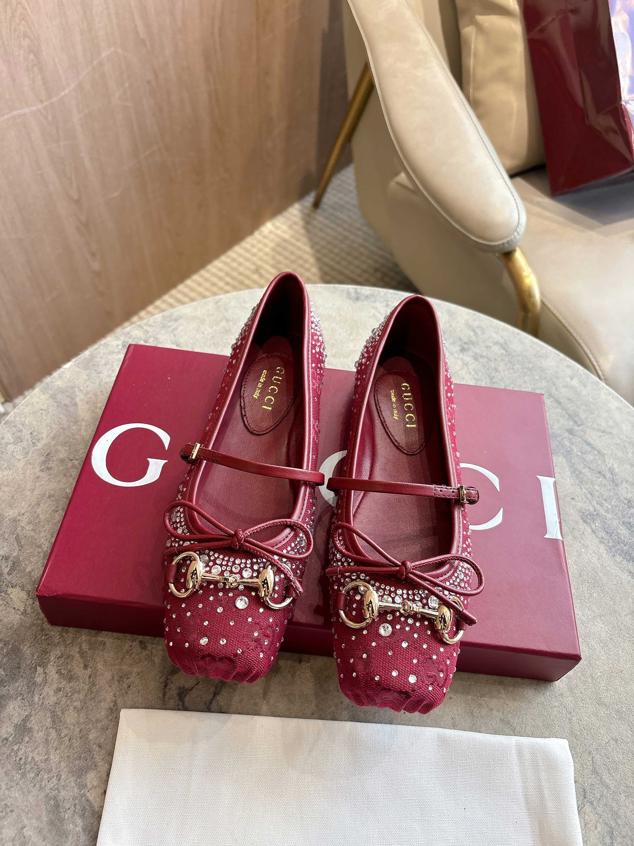 NO:629681,9099-1* Burgundy G Diamond (35-42) These classic horsebit ballet flats pay tribute to the traditional ballet shoe silhouette. This shoe is made of Angora red double G cloth, embellished with GG crystal patterns and light gold tone horsebit accessories. It cleverly combines a square tapered toe and exquisite bow details to create a charming style. The 'Sacchetto' structure and soft padded insole provide a comfortable wearing experience.  Gucci Anchor Red crystal GG fabric Gucci Anchor Red leather piping Light gold tone accessories Leather lining Horsebit Leather bow detail Leather sole 'Sacchetto' construction Strap-fastened design with adjustable buckle Flats, ballet shoes, Gucci, flats198609099099-1* 酒红G钻（35-42）这款经典马衔扣芭蕾平底鞋,匠心致意传统芭蕾舞鞋廓形.这款鞋履甄选安哥拉红双G布材质,点缀GG仿水晶图案和淡金色调马衔扣配件,巧妙融蕴方形内收鞋头与精致蝴蝶结细节,塑就魅力风尚.“Sacchetto”构造和柔软的加衬内底带来舒适穿着体验. 古驰安可拉红仿水晶GG布 古驰安可拉红皮革滚边 浅金色调配件 皮革衬里 马衔扣 皮革蝴蝶结细节 皮革鞋底 “Sacchetto”构造 绑带固定设计,配可调节搭扣 平底,芭蕾舞鞋,gucci,flats,Women's Shoes