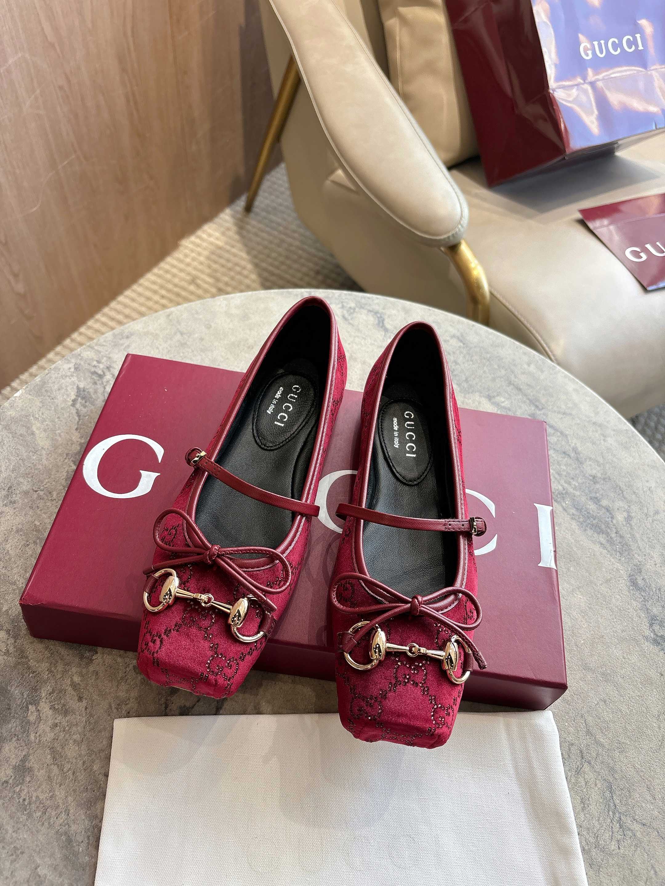 NO:629688,9099-1* Burgundy G Diamond (35-42) These classic horsebit ballet flats pay tribute to the traditional ballet shoe silhouette. This shoe is made of Angora red double G cloth, embellished with GG crystal patterns and light gold tone horsebit accessories. It cleverly combines a square tapered toe and exquisite bow details to create a charming style. The 'Sacchetto' structure and soft padded insole provide a comfortable wearing experience.  Gucci Anchor Red crystal GG fabric Gucci Anchor Red leather trim Light gold tone hardware Leather lining Horsebit Leather bow detail Leather sole 'Sacchetto' construction Lace-up fastening with adjustable buckle Flat 'Sacchetto' construction Lace-up fastening with adjustable buckle Flats, ballet shoes, gucci, flats198609099099-1* 酒红G钻（35-42）这款经典马衔扣芭蕾平底鞋,匠心致意传统芭蕾舞鞋廓形.这款鞋履甄选安哥拉红双G布材质,点缀GG仿水晶图案和淡金色调马衔扣配件,巧妙融蕴方形内收鞋头与精致蝴蝶结细节,塑就魅力风尚.“Sacchetto”构造和柔软的加衬内底带来舒适穿着体验. 古驰安可拉红仿水晶GG布 古驰安可拉红皮革滚边 浅金色调配件 皮革衬里 马衔扣 皮革蝴蝶结细节 皮革鞋底 “Sacchetto”构造 绑带固定设计,配可调节搭扣 平底 “Sacchetto”构造 绑带固定设计,配可调节搭扣 平底,芭蕾舞鞋,gucci,flats,Women's Shoes