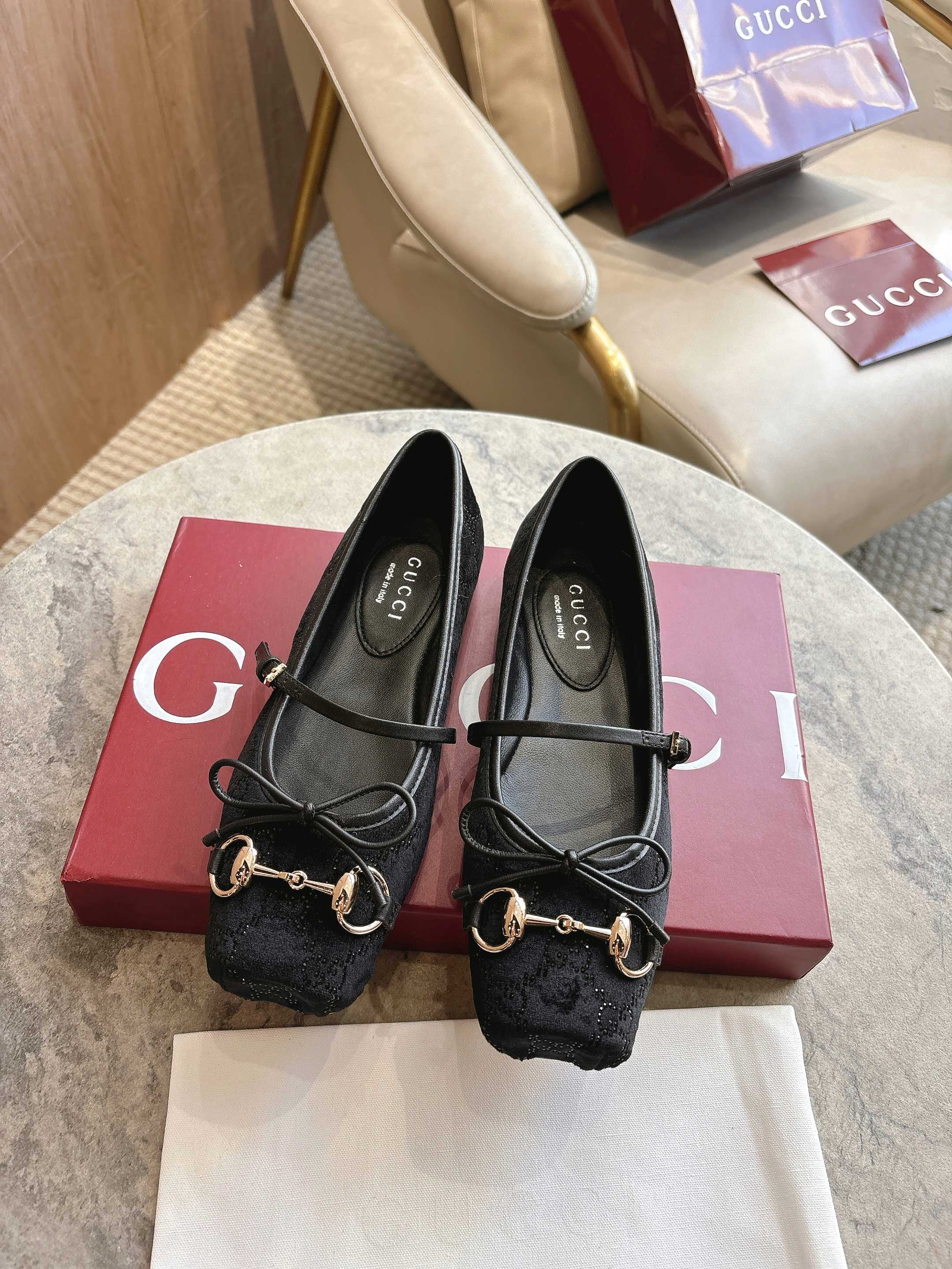 NO:629695,9099-1* Burgundy G Diamond (35-42) These classic horsebit ballet flats pay tribute to the traditional ballet shoe silhouette. This shoe is made of Angora red double G cloth, embellished with GG crystal patterns and light gold tone horsebit accessories. It cleverly combines a square tapered toe and exquisite bow details to create a charming style. The 'Sacchetto' structure and soft padded insole provide a comfortable wearing experience.  Gucci Anchor Red crystal GG fabric Gucci Anchor Red leather piping Light gold tone accessories Leather lining Horsebit Leather bow detail Leather sole 'Sacchetto' construction Strap-fastened design with adjustable buckle Flats, ballet shoes, Gucci, flats198609099099-1* 酒红G钻（35-42）这款经典马衔扣芭蕾平底鞋,匠心致意传统芭蕾舞鞋廓形.这款鞋履甄选安哥拉红双G布材质,点缀GG仿水晶图案和淡金色调马衔扣配件,巧妙融蕴方形内收鞋头与精致蝴蝶结细节,塑就魅力风尚.“Sacchetto”构造和柔软的加衬内底带来舒适穿着体验. 古驰安可拉红仿水晶GG布 古驰安可拉红皮革滚边 浅金色调配件 皮革衬里 马衔扣 皮革蝴蝶结细节 皮革鞋底 “Sacchetto”构造 绑带固定设计,配可调节搭扣 平底,芭蕾舞鞋,gucci,flats,Women's Shoes