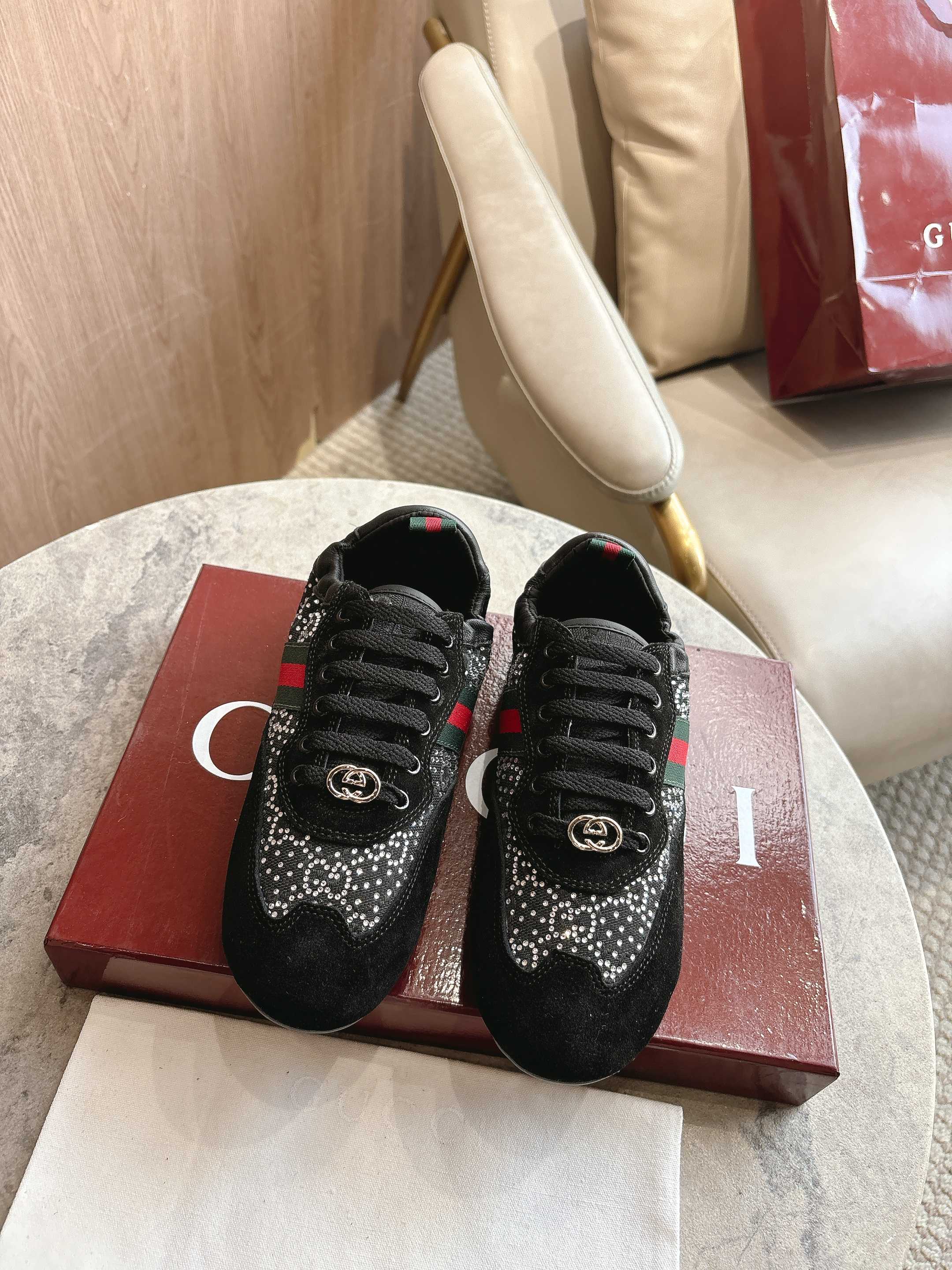 NO:705509,6770-2 Black (35-40) Gucci Shift series is newly launched, with a lightweight design that reinterprets sports style. This sneaker has a smooth silhouette with a striped webbing and an elastic heel design, which interprets exquisite dynamics. The heel can be easily attached and detached to easily create a versatile look for everyday use. Carefully decorated with GG crystals, it has both a light texture and a sparkling appearance, paying tribute to the brand's monogram pattern. Black mesh with GG crystals and black suede material piping  Red webbing on side details and heel pull tab Nylon lining Interlocking G hardware details on laces Gucci logo on heel Elastic heel Lace-up fastening Flat sole, casual shoes/sneakers, gucci, sneakers198609096770-2 黑（35-40）Gucci Shift系列全新上市,轻盈设计焕新诠释运动风尚.这款运动鞋以流畅廓形搭配条纹织带与弹性后跟设计,诠释精致动感,随心装卸的鞋跟轻松打造日常百搭造型.精心缀饰GG仿水晶,轻盈质感与闪耀外观兼具,致意品牌字母交织图案. 饰GG仿水晶黑色网眼布 黑色绒面材质滚边 侧边细节与后跟提环饰红色织带 尼龙衬里 鞋带饰互扣式双G配件细节 鞋跟饰Gucci标识 弹性后跟 系带固定 平底,休闲鞋/运动鞋,gucci,sneakers,Women's Shoes