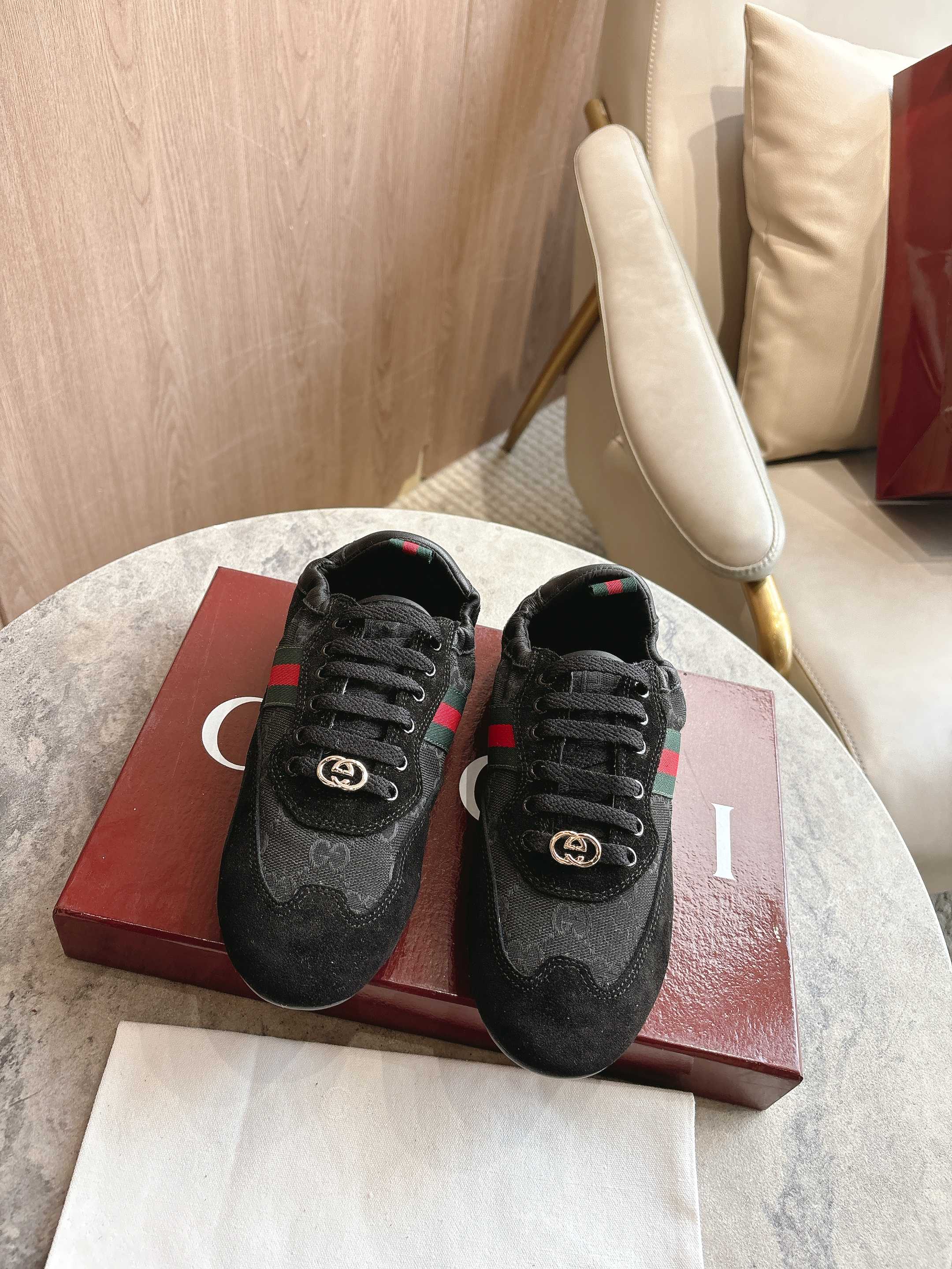 NO:705519,6770-1 Black (35-40) Gucci Shift series is newly launched, with a lightweight design that reinterprets sports style. This sneaker has a smooth silhouette with a striped webbing and elastic heel design, which interprets exquisite dynamics. The heel can be removable at will to easily create a versatile look for everyday use. Black GG canvas, black suede material piping, red and green webbing details on the sides and heel pull loops, nylon lining, interlocking Double G accessories details on the laces, elastic heel  Lace-up fixation, flat bottom, casual shoes/sneakers, gucci, sneakers198609096770-1 黑（35-40）Gucci Shift系列全新上市,轻盈设计焕新诠释运动风尚.这款运动鞋以流畅廓形搭配条纹织带与弹性后跟设计,诠释精致动感,随心装卸的鞋跟轻松打造日常百搭造型. 黑色GG帆布 黑色绒面材质滚边 侧边与后跟提环饰红绿织带细节 尼龙衬里 鞋带饰互扣式双G配件细节 弹性后跟 系带固定 平底,休闲鞋/运动鞋,gucci,sneakers,Women's Shoes