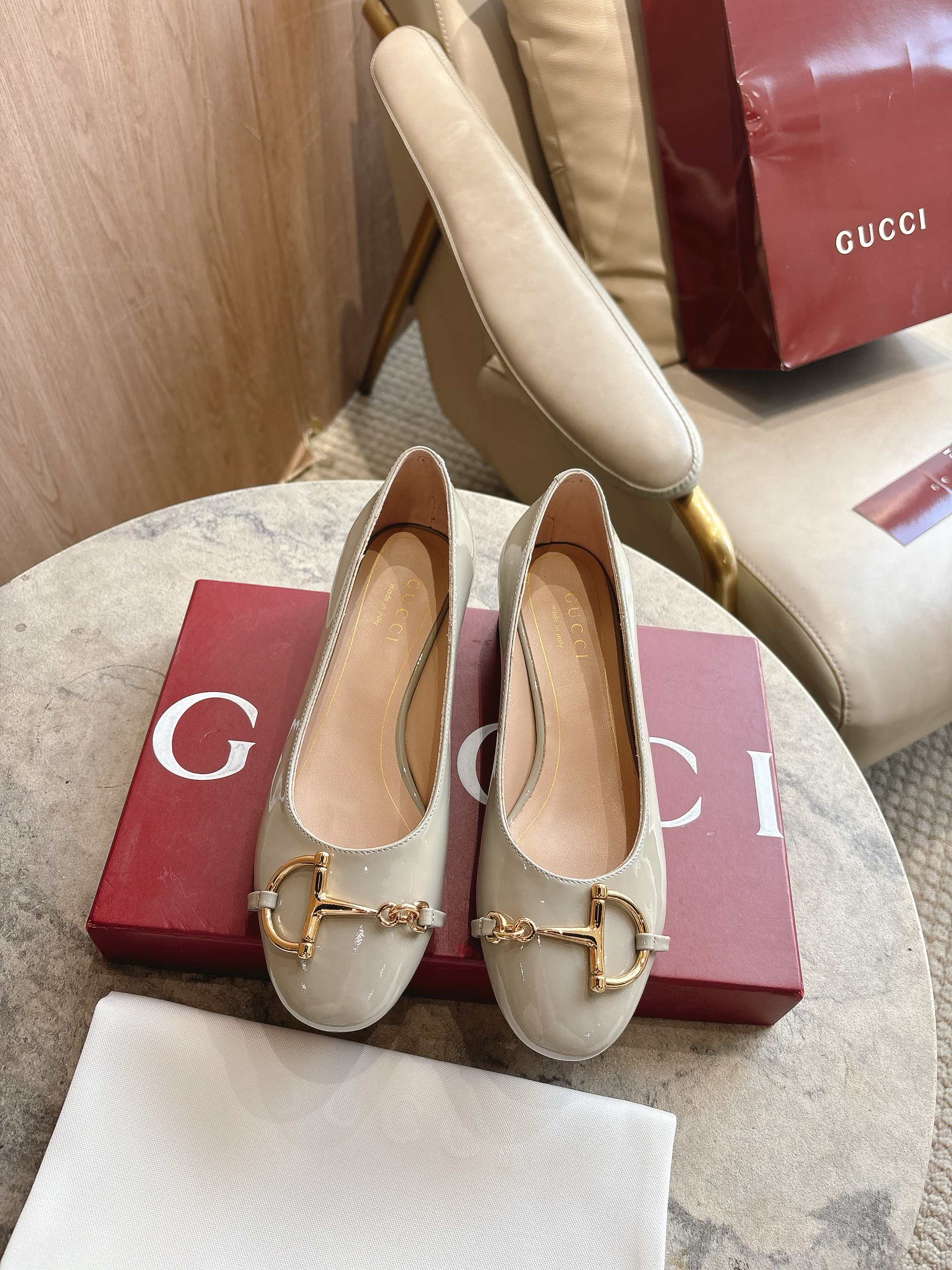 NO:749563,1168-3 Gray (35-42) 2025 autumn and winter series, this women's ballet flat is crafted from glossy patent leather, reinterpreting the classic silhouette with the brand's iconic elements. The gold-toned half-horsebit detail adds elegance and pays homage to the brand's equestrian heritage through a contemporary perspective. Gray patent leather, light gold-toned accessories, oversized half-horsebit shape, cow leather sole, low heel, height 2.5 cm, single shoes, cowhide198609091168-3 灰（35-42）2025秋冬系列, 这款女士芭蕾舞平底采用光泽感漆皮匠心打造,以品牌标志性元素焕新诠释经典廓形.金色调半马衔扣细节增添雅致风范,透过当代视角致敬品牌马术传承. 灰色漆皮 浅金色调配件 超大号半马衔扣造型 牛皮革鞋底 低跟 高度2.5厘米,单鞋,cowhide,Women's Shoes