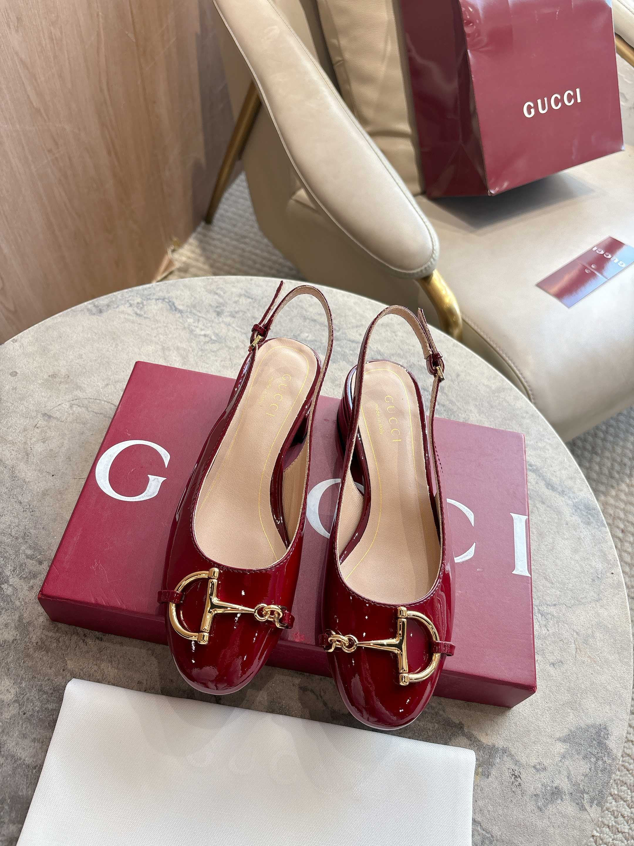 NO:749547,1168-5 Burgundy (35-42) 2026 spring and summer series, this women's ballet flat is crafted from glossy patent leather, reinterpreting the classic silhouette with the brand's iconic elements. The gold-toned half-horsebit detail adds elegance and pays homage to the brand's equestrian heritage through a contemporary perspective. Angora red patent leather, light gold-toned accessories, oversized half-horsebit shape, cow leather sole, low heel  Height 2.5 cm,sandals,sandals,cowhide198609091168-5 酒红（35-42）2026春夏系列, 这款女士芭蕾舞平底采用光泽感漆皮匠心打造,以品牌标志性元素焕新诠释经典廓形.金色调半马衔扣细节增添雅致风范,透过当代视角致敬品牌马术传承. 安哥拉红色漆皮 浅金色调配件 超大号半马衔扣造型 牛皮革鞋底 低跟 高度2.5厘米,凉鞋,sandals,cowhide,Women's Shoes