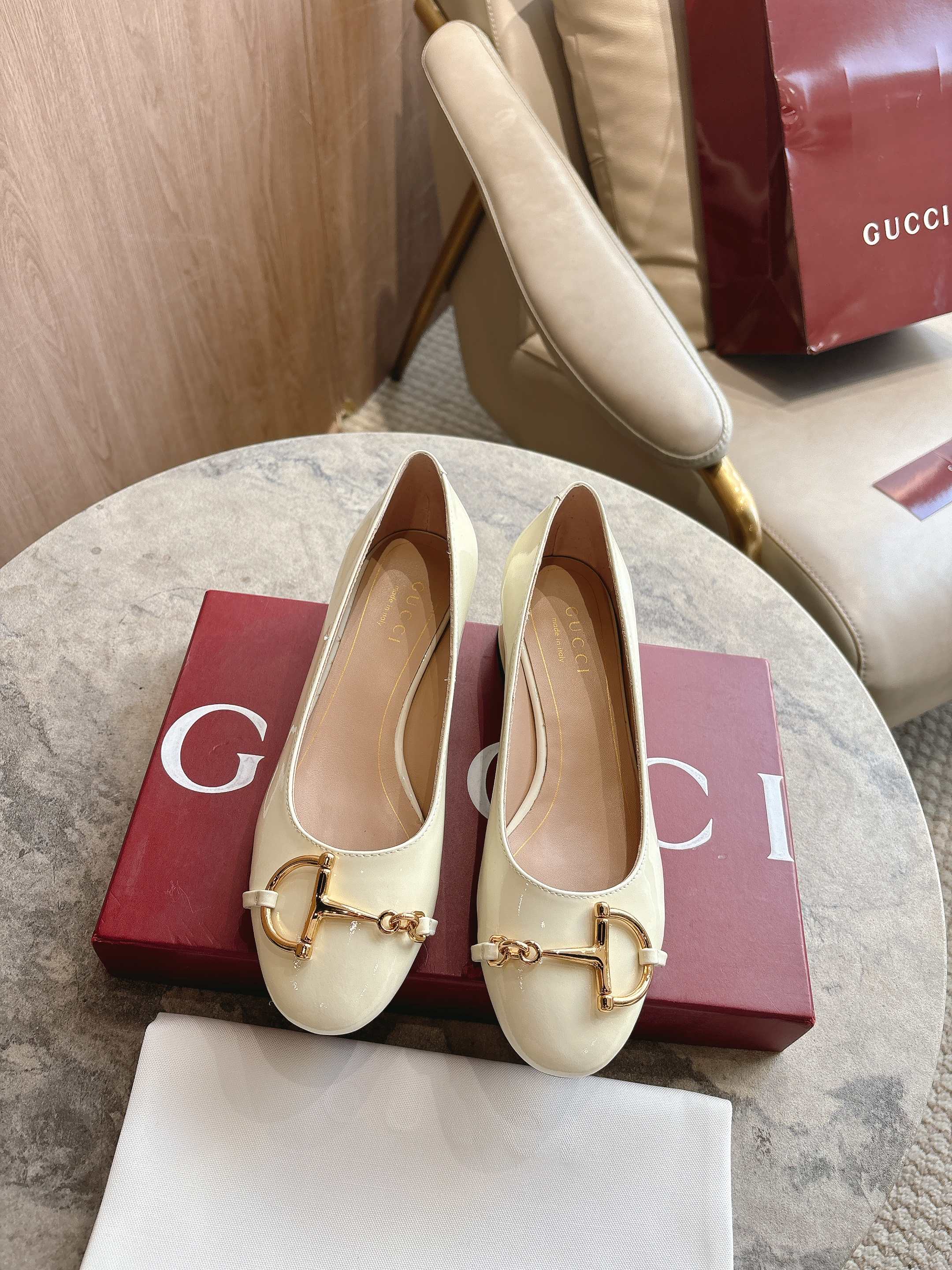 NO:749564,1168-3 Off-white (35-42) 2025 autumn and winter series, this women's ballet flat sole is crafted from glossy patent leather, reinterpreting the classic silhouette with the brand's iconic elements. The gold-toned half-horsebit detail adds elegance and pays homage to the brand's equestrian heritage through a contemporary perspective. Off-white patent leather, light gold-toned accessories, oversized half-horsebit shape, cow leather sole, low heel, height 2.5 cm, single shoes, cowhide198609091168-3 米白（35-42）2025秋冬系列, 这款女士芭蕾舞平底采用光泽感漆皮匠心打造,以品牌标志性元素焕新诠释经典廓形.金色调半马衔扣细节增添雅致风范,透过当代视角致敬品牌马术传承. 米白色漆皮 浅金色调配件 超大号半马衔扣造型 牛皮革鞋底 低跟 高度2.5厘米,单鞋,cowhide,Women's Shoes