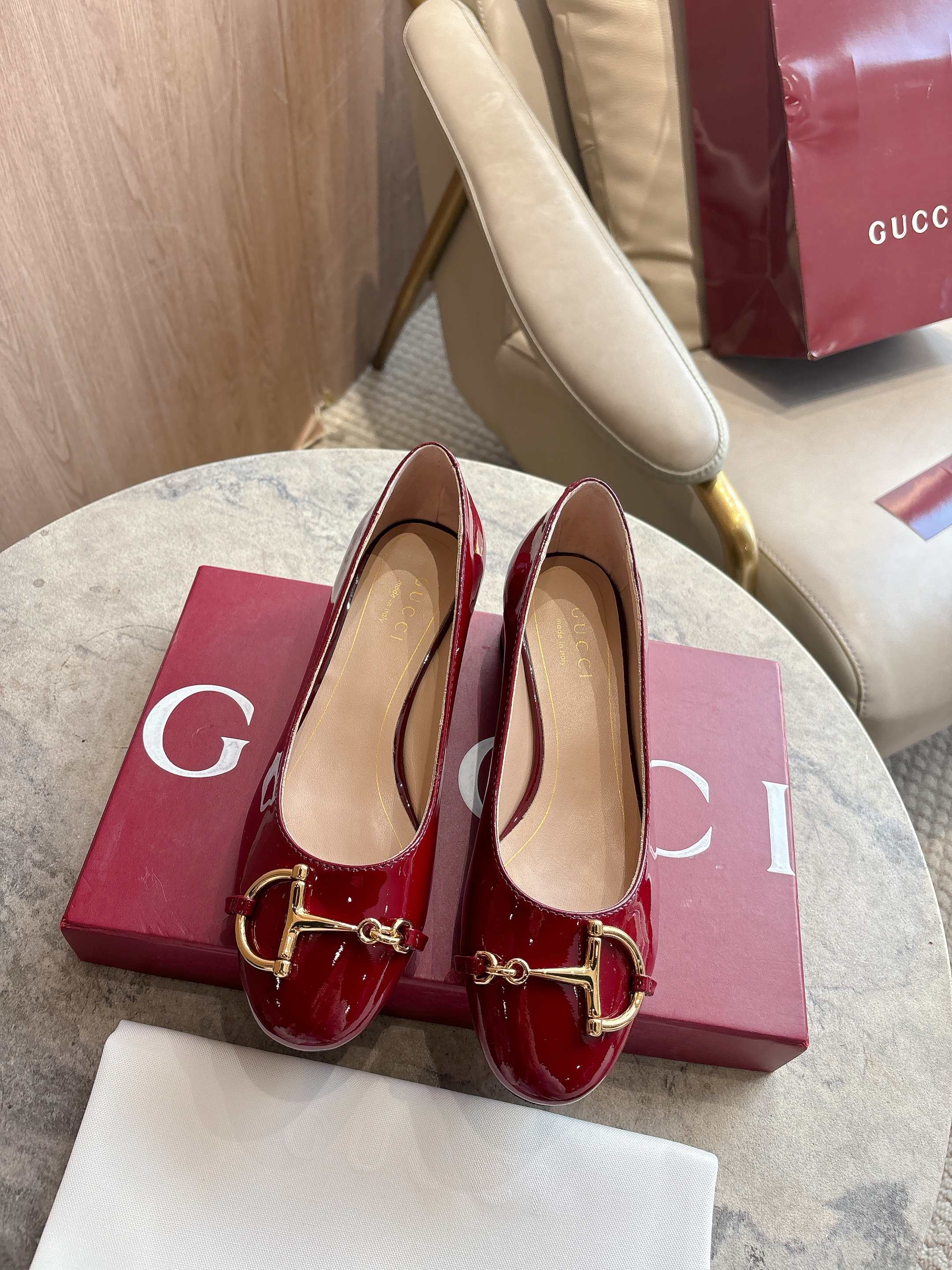 NO:749566,1168-3 Burgundy (35-42) 2025 autumn and winter series, this women's ballet flat is crafted from glossy patent leather, reinterpreting the classic silhouette with the brand's iconic elements. The gold-toned half-horsebit detail adds elegance and pays homage to the brand's equestrian heritage through a contemporary perspective. Angora red patent leather, light gold-toned accessories, oversized half-horsebit shape, cow leather sole, low heel, height 2.5 cm, single shoe, cowhide198609091168-3 酒红（35-42）2025秋冬系列, 这款女士芭蕾舞平底采用光泽感漆皮匠心打造,以品牌标志性元素焕新诠释经典廓形.金色调半马衔扣细节增添雅致风范,透过当代视角致敬品牌马术传承. 安哥拉红色漆皮 浅金色调配件 超大号半马衔扣造型 牛皮革鞋底 低跟 高度2.5厘米,单鞋,cowhide,Women's Shoes