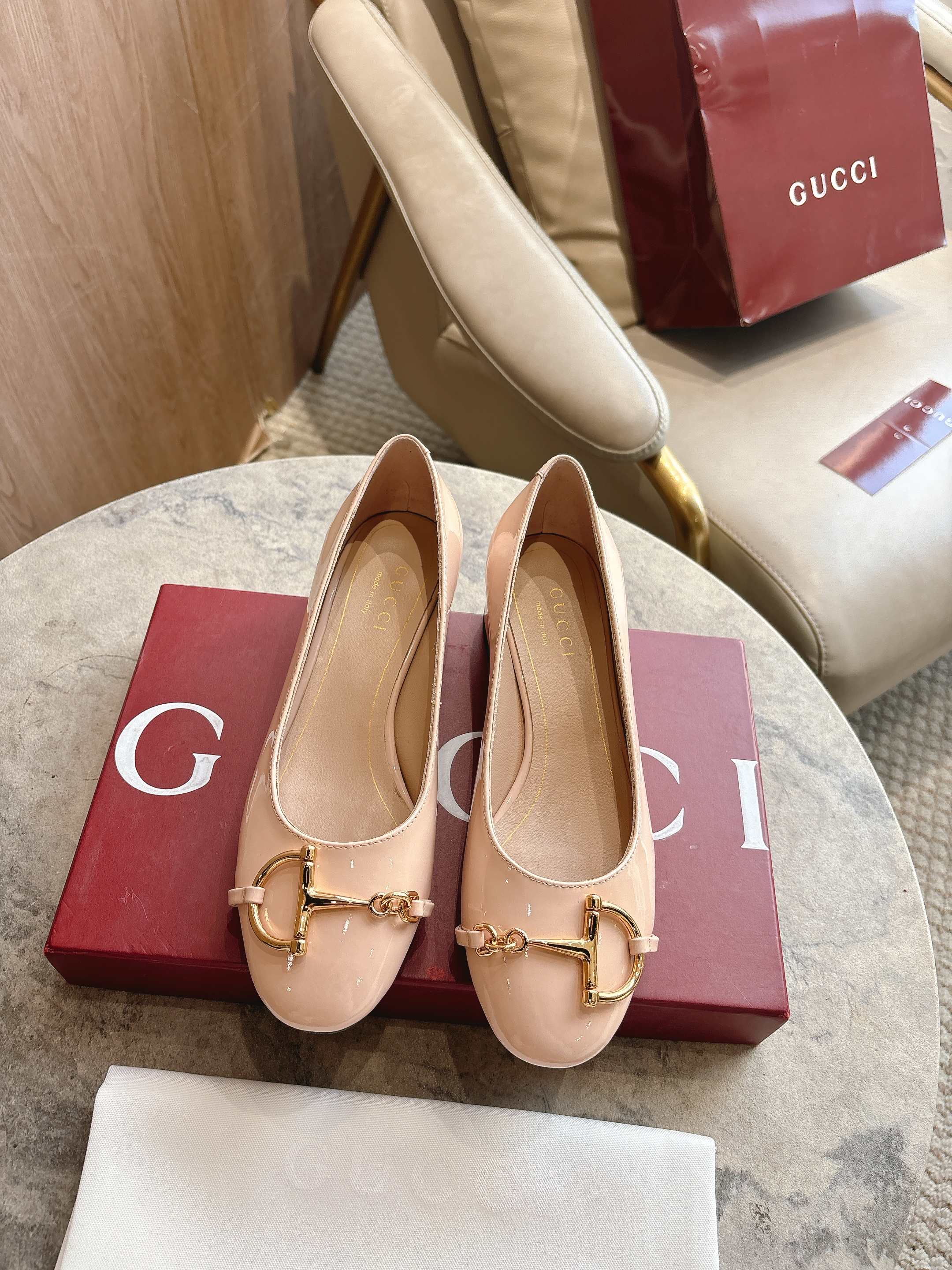 NO:749568,1168-3 Nude Pink (35-42) 2025 Autumn and Winter Series, this women's ballet flat is crafted from glossy patent leather, reinterpreting the classic silhouette with the brand's iconic elements. The gold-toned half-horsebit detail adds elegance and pays homage to the brand's equestrian heritage through a contemporary perspective. Light pink patent leather, light gold-toned accessories, oversized half-horsebit shape, cow leather sole, low heel, height 2.5 cm, single shoe, cowhide198609091168-3 裸粉（35-42）2025秋冬系列, 这款女士芭蕾舞平底采用光泽感漆皮匠心打造,以品牌标志性元素焕新诠释经典廓形.金色调半马衔扣细节增添雅致风范,透过当代视角致敬品牌马术传承. 浅粉色漆皮 浅金色调配件 超大号半马衔扣造型 牛皮革鞋底 低跟 高度2.5厘米,单鞋,cowhide,Women's Shoes