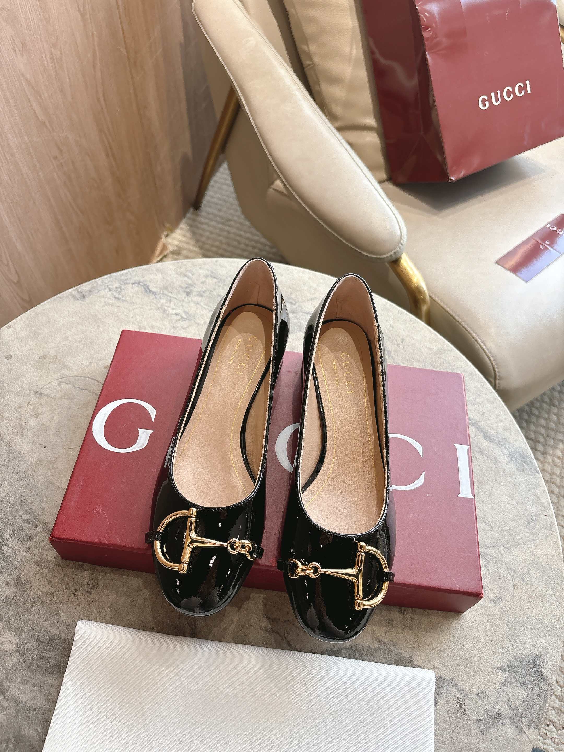 NO:749571,1168-3 Black (35-42) 2025 autumn and winter series, this women's ballet flat is crafted from glossy patent leather, reinterpreting the classic silhouette with the brand's iconic elements. The gold-toned half-horsebit detail adds elegance and pays homage to the brand's equestrian heritage through a contemporary perspective. Black patent leather, light gold-toned accessories, oversized half-horsebit shape, cow leather sole, low heel, height 2.5 cm, single shoe, cowhide198609091168-3 黑（35-42）2025秋冬系列, 这款女士芭蕾舞平底采用光泽感漆皮匠心打造,以品牌标志性元素焕新诠释经典廓形.金色调半马衔扣细节增添雅致风范,透过当代视角致敬品牌马术传承. 黑色漆皮 浅金色调配件 超大号半马衔扣造型 牛皮革鞋底 低跟 高度2.5厘米,单鞋,cowhide,Women's Shoes