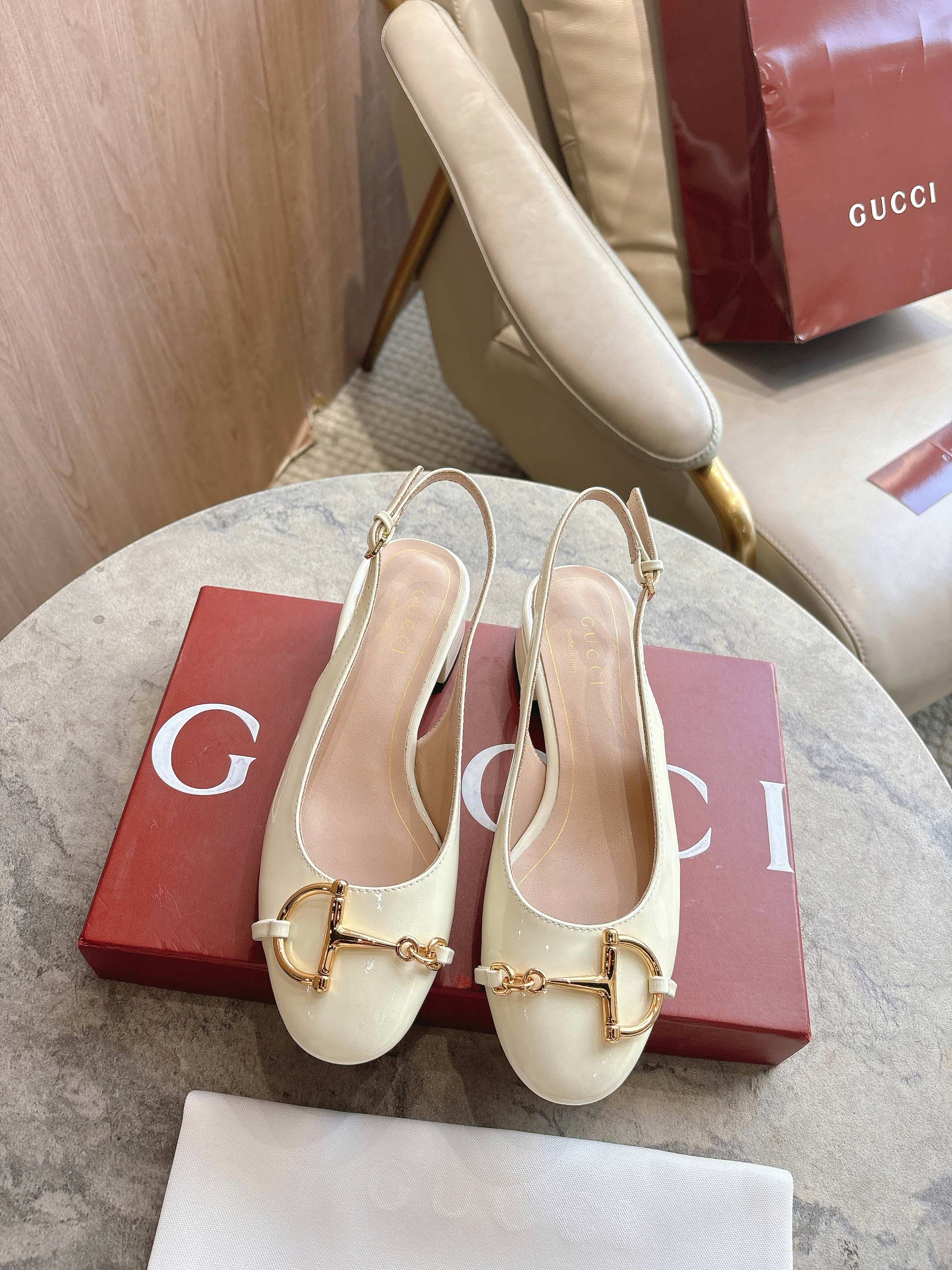 NO:749539,1168-5 White (35-42) 2026 Spring and Summer Series, this women's ballet flat is crafted from glossy patent leather, reinterpreting the classic silhouette with the brand's iconic elements. The gold-toned half-horsebit detail adds elegance and pays homage to the brand's equestrian heritage through a contemporary perspective. White patent leather, light gold-toned accessories, oversized half-horsebit shape, cow leather sole, low heel, height 2.5 cm, sandals, sandals, cowhide198609091168-5 白（35-42）2026春夏系列, 这款女士芭蕾舞平底采用光泽感漆皮匠心打造,以品牌标志性元素焕新诠释经典廓形.金色调半马衔扣细节增添雅致风范,透过当代视角致敬品牌马术传承. 白色漆皮 浅金色调配件 超大号半马衔扣造型 牛皮革鞋底 低跟 高度2.5厘米,凉鞋,sandals,cowhide,Women's Shoes