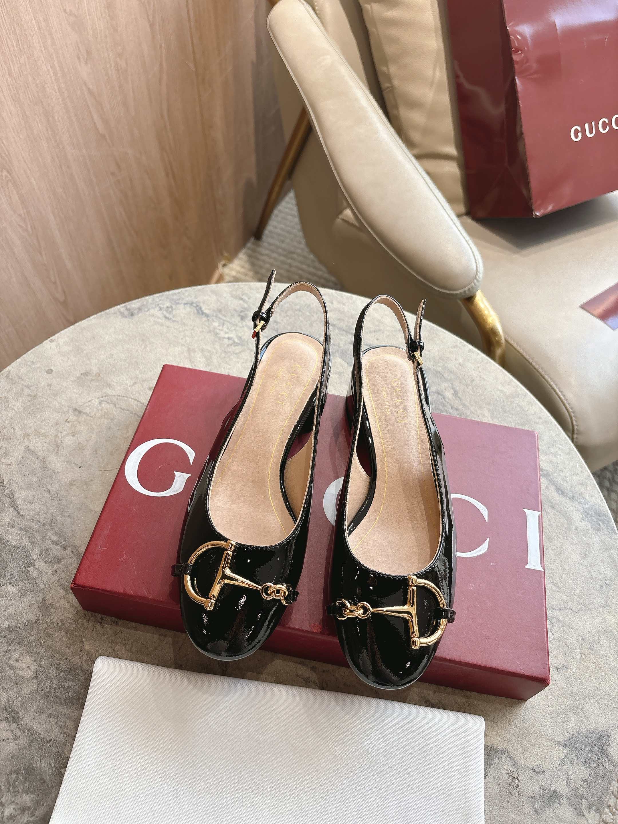 NO:749543,1168-5 black (35-42) 2026 spring and summer series, this women's ballet flat is crafted from glossy patent leather, reinterpreting the classic silhouette with the brand's iconic elements. The gold-toned half-horsebit detail adds elegance and pays homage to the brand's equestrian heritage through a contemporary perspective. Black patent leather, light gold-toned accessories, oversized half-horsebit shape, cow leather sole, low heel, height 2.5 cm, sandals, sandals, cowhide198609091168-5 黑（35-42）2026春夏系列, 这款女士芭蕾舞平底采用光泽感漆皮匠心打造,以品牌标志性元素焕新诠释经典廓形.金色调半马衔扣细节增添雅致风范,透过当代视角致敬品牌马术传承. 黑色漆皮 浅金色调配件 超大号半马衔扣造型 牛皮革鞋底 低跟 高度2.5厘米,凉鞋,sandals,cowhide,Women's Shoes