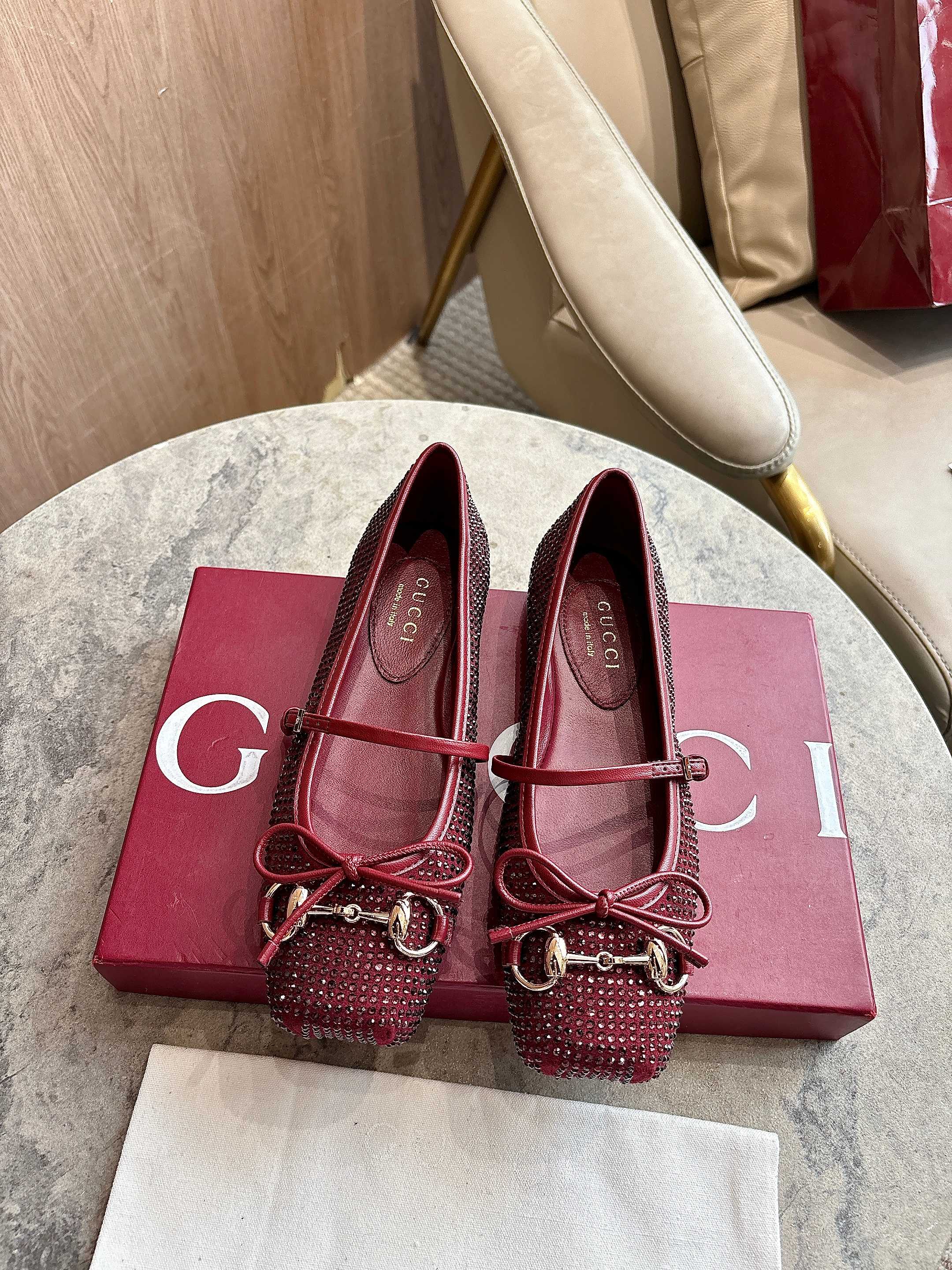 NO:749521,9099-6 Burgundy (35-42) These signature horsebit ballet flats feature a square toe and elegant bow detailing, a nod to the traditional ballet shoe silhouette. Crafted from all-over crystal angora suede, these ballet flats feature a light gold-toned horsebit buckle for a unique look. 'Sacchetto' construction and a soft padded insole provide a comfortable fit. Crafted from all-over crystal white suede  Light gold tone hardware Leather lining Horsebit buckle Leather bow detail Padded leather insole Leather sole 'Sacchetto' construction Lace-up closure with adjustable buckle Flats, singles, flats198609099099-6酒红（35-42）这款标志性马衔扣平底芭蕾舞鞋采用方形鞋头,搭配雅致的蝴蝶结细节,致意传统芭蕾舞鞋款型.这款芭蕾平底鞋甄选饰通体仿水晶安哥拉酒红色绒面材质打造,搭配浅金色调马衔扣,突显别样风采.“Sacchetto”构造和柔软的加衬内底带来舒适穿着体验. 饰通体仿水晶白色绒面材质 浅金色调配件 皮革衬里 马衔扣 皮革蝴蝶结细节 加衬皮革内底 皮革鞋底 “Sacchetto”构造 绑带固定设计,配可调节搭扣 平底,单鞋,flats,Women's Shoes