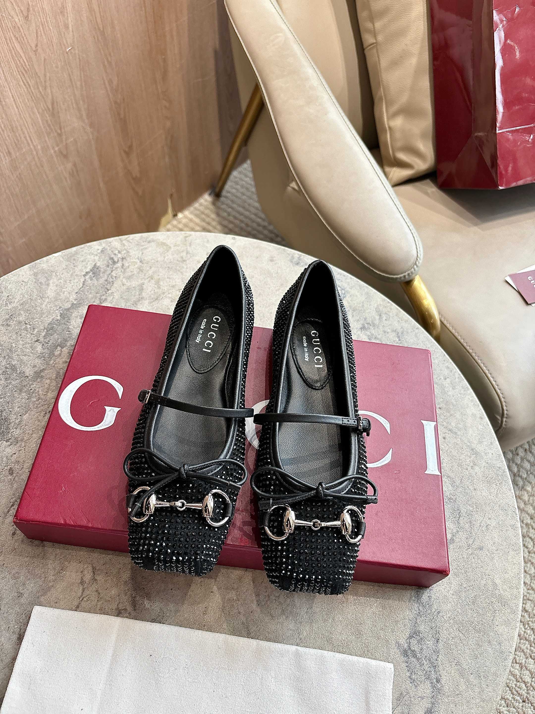 NO:749527,9099-6 Black (35-42) These signature horsebit ballet flats feature a square toe and elegant bow detailing, a nod to the traditional ballet shoe silhouette. Crafted from all-over crystal-embellished black suede, these ballet flats feature a silver-toned horsebit buckle for a unique look. 'Sacchetto' construction and a soft padded insole provide a comfortable fit. Finished with all-over crystal white suede and silver-toned hardware.  Leather lining Horsebit buckle Leather bow detail Padded leather insole Leather sole 'Sacchetto' construction Lace-up fastening with adjustable buckle Flats, singles, flats198609099099-6黑（35-42）这款标志性马衔扣平底芭蕾舞鞋采用方形鞋头,搭配雅致的蝴蝶结细节,致意传统芭蕾舞鞋款型.这款芭蕾平底鞋甄选饰通体仿水晶黑色绒面材质打造,搭配银色调马衔扣,突显别样风采.“Sacchetto”构造和柔软的加衬内底带来舒适穿着体验. 饰通体仿水晶白色绒面材质 银色调配件 皮革衬里 马衔扣 皮革蝴蝶结细节 加衬皮革内底 皮革鞋底 “Sacchetto”构造 绑带固定设计,配可调节搭扣 平底,单鞋,flats,Women's Shoes