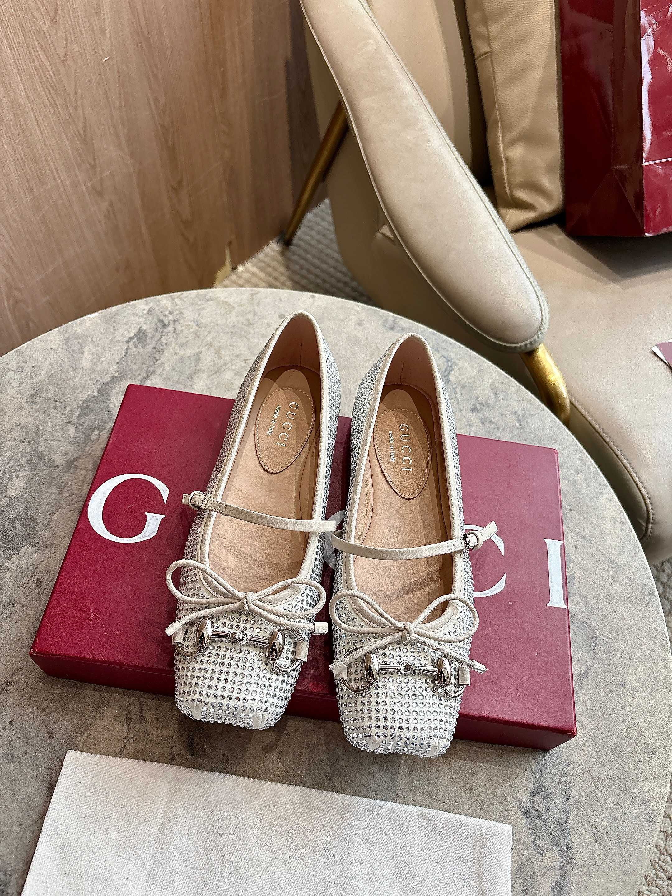 NO:749533,9099-6 White (35-42) These signature horsebit ballet flats feature a square toe and elegant bow detailing, a nod to the traditional ballet shoe silhouette. Crafted from all-over crystal white suede, these ballet flats feature a silver-toned horsebit buckle for added style. 'Sacchetto' construction and soft padded insoles provide a comfortable fit. Finished in all-over crystal white suede with silver-toned hardware.  Leather lining Horsebit buckle Leather bow detail Padded leather insole Leather sole 'Sacchetto' construction Lace-up fastening with adjustable buckle Flats, singles, flats198609099099-6 白（35-42）这款标志性马衔扣平底芭蕾舞鞋采用方形鞋头,搭配雅致的蝴蝶结细节,致意传统芭蕾舞鞋款型.这款芭蕾平底鞋甄选饰通体仿水晶白色绒面材质打造,搭配银色调马衔扣,突显别样风采.“Sacchetto”构造和柔软的加衬内底带来舒适穿着体验. 饰通体仿水晶白色绒面材质 银色调配件 皮革衬里 马衔扣 皮革蝴蝶结细节 加衬皮革内底 皮革鞋底 “Sacchetto”构造 绑带固定设计,配可调节搭扣 平底,单鞋,flats,Women's Shoes