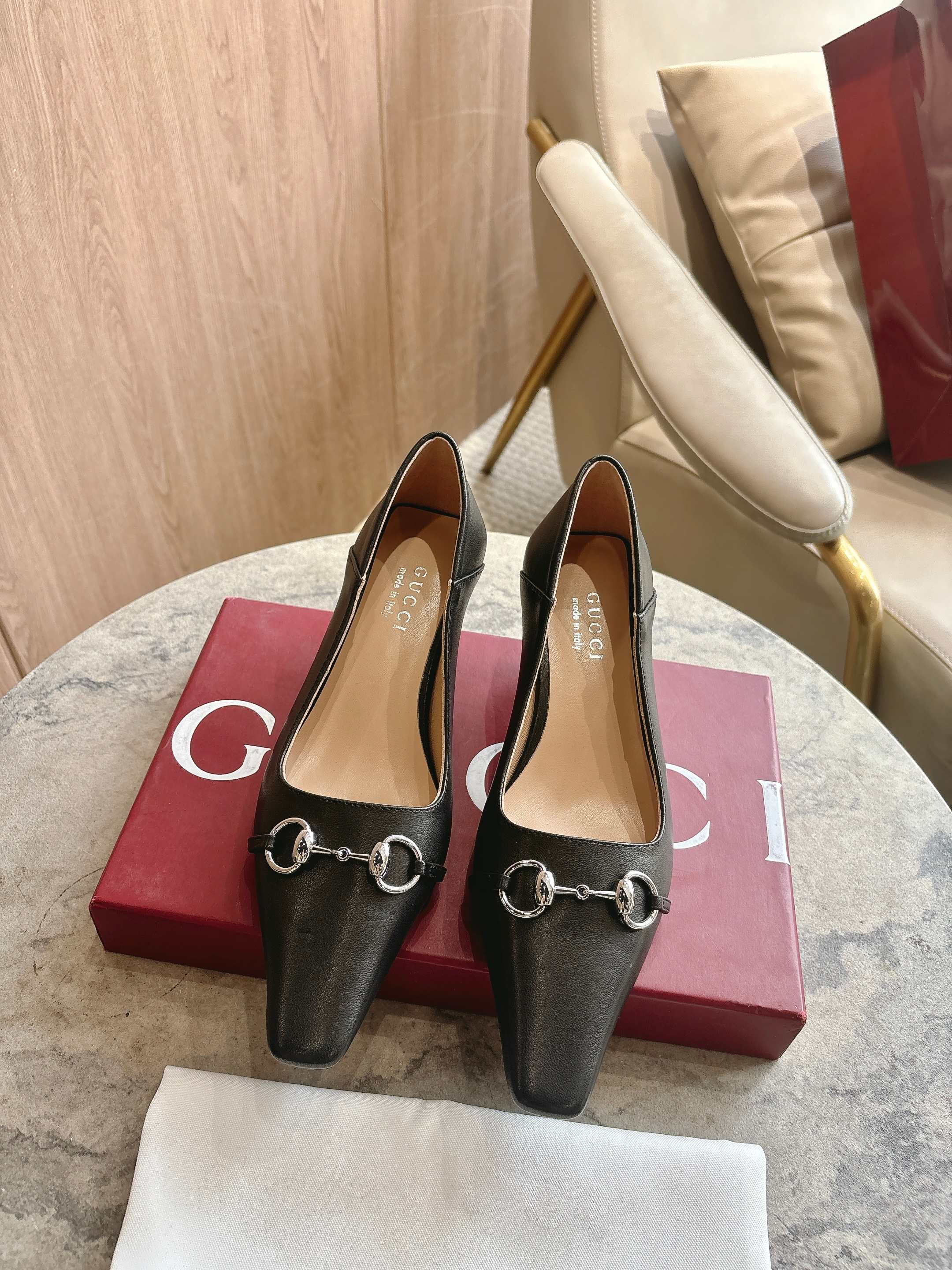 NO:749486,3570-1 black (35-42) 2026 spring and summer series is newly launched. The Vittoria series presents an outstanding soft shoe silhouette with a simple and neat extended toe and tapered heel, adding a dazzling new work to 'La Famiglia'. This shoe is made of soft leather, and the back can be folded down, showing a casual and elegant charm. The name of the shoe is derived from this design idea. Black leather, silver tone accessories  Beige leather lining Horsebit buckle and 'Made in Italy by Gucci' logo with matching metallic finish Extended micro-square toe Leather sole Leather-covered tapered heel with metal plate Medium heel Height 5.5 cm, single shoe, gucci198609093570-1 黑（35-42）2026春夏系列全新上市.Vittoria系列以简约利落的加长鞋头与锥形鞋跟匠心呈献出众柔软的鞋履廓形,为《La Famiglia》增添亮眼新作.这款鞋履甄选柔软皮革打造,后帮可向下翻折,一展随性优雅气韵.其鞋款名称正源于此设计巧思. 黑色皮革 银色调配件 米色皮革衬里 马衔扣和同款金属质感饰面“Made in Italy by Gucci”标识 加长微方鞋头 皮革鞋底 皮革包覆锥形鞋跟,饰金属片 中跟 高度5.5厘米,单鞋,gucci,Women's Shoes