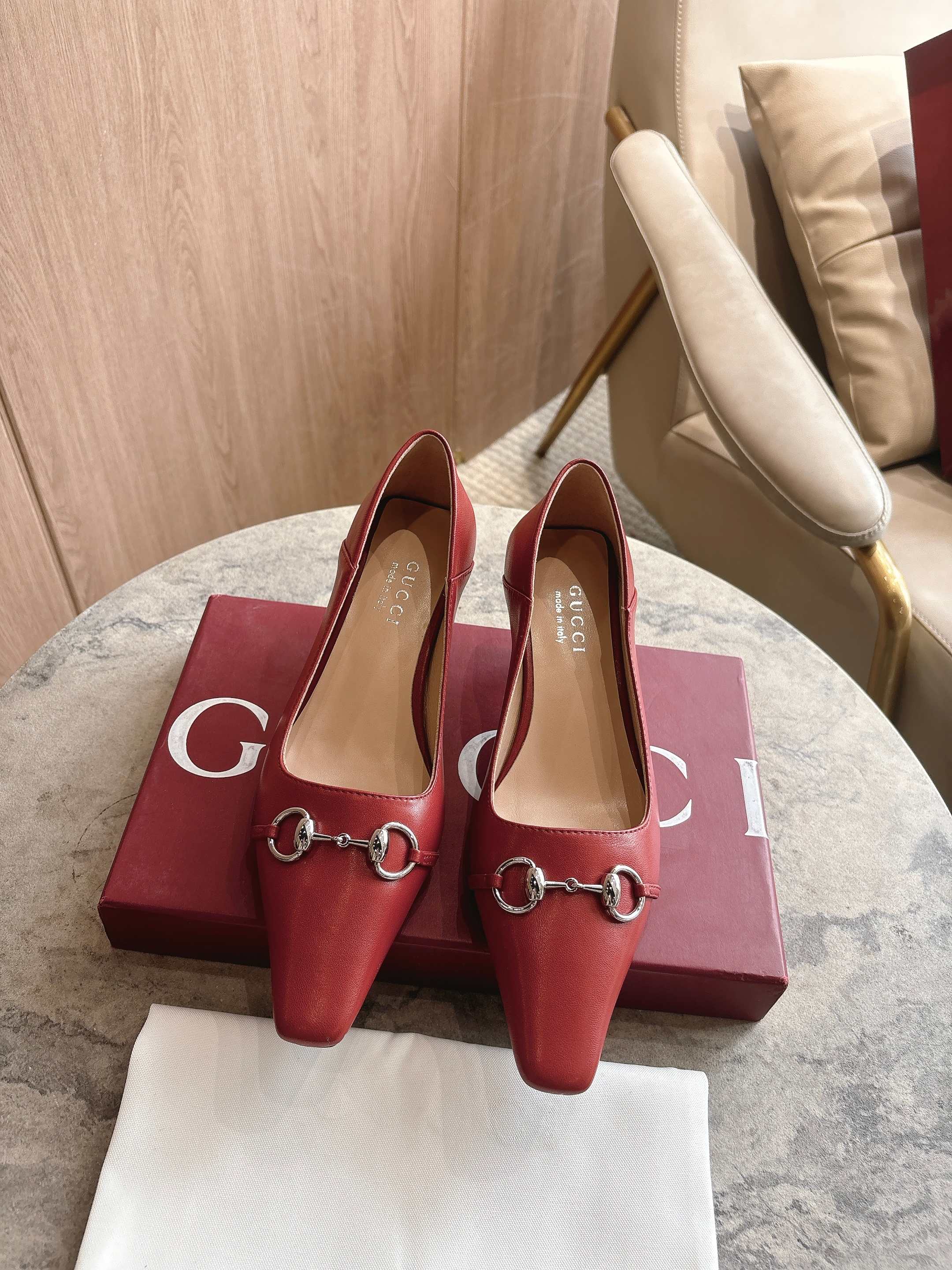 NO:749491,3570-1 red (35-42) 2026 spring and summer series is newly launched. The Vittoria series presents an outstanding soft shoe silhouette with a simple and neat extended toe and tapered heel, adding a dazzling new work to 'La Famiglia'. This shoe is made of soft leather, and the back can be folded down, showing a casual and elegant charm. The name of the shoe is derived from this design ingenuity. Red leather Silver tone accessories  Beige leather lining Horsebit buckle and 'Made in Italy by Gucci' logo with matching metallic finish Extended micro-square toe Leather sole Leather-covered tapered heel with metal plate Medium heel Height 5.5 cm, single shoe, gucci198609093570-1 红（35-42）2026春夏系列全新上市.Vittoria系列以简约利落的加长鞋头与锥形鞋跟匠心呈献出众柔软的鞋履廓形,为《La Famiglia》增添亮眼新作.这款鞋履甄选柔软皮革打造,后帮可向下翻折,一展随性优雅气韵.其鞋款名称正源于此设计巧思. 红色皮革 银色调配件 米色皮革衬里 马衔扣和同款金属质感饰面“Made in Italy by Gucci”标识 加长微方鞋头 皮革鞋底 皮革包覆锥形鞋跟,饰金属片 中跟 高度5.5厘米,单鞋,gucci,Women's Shoes