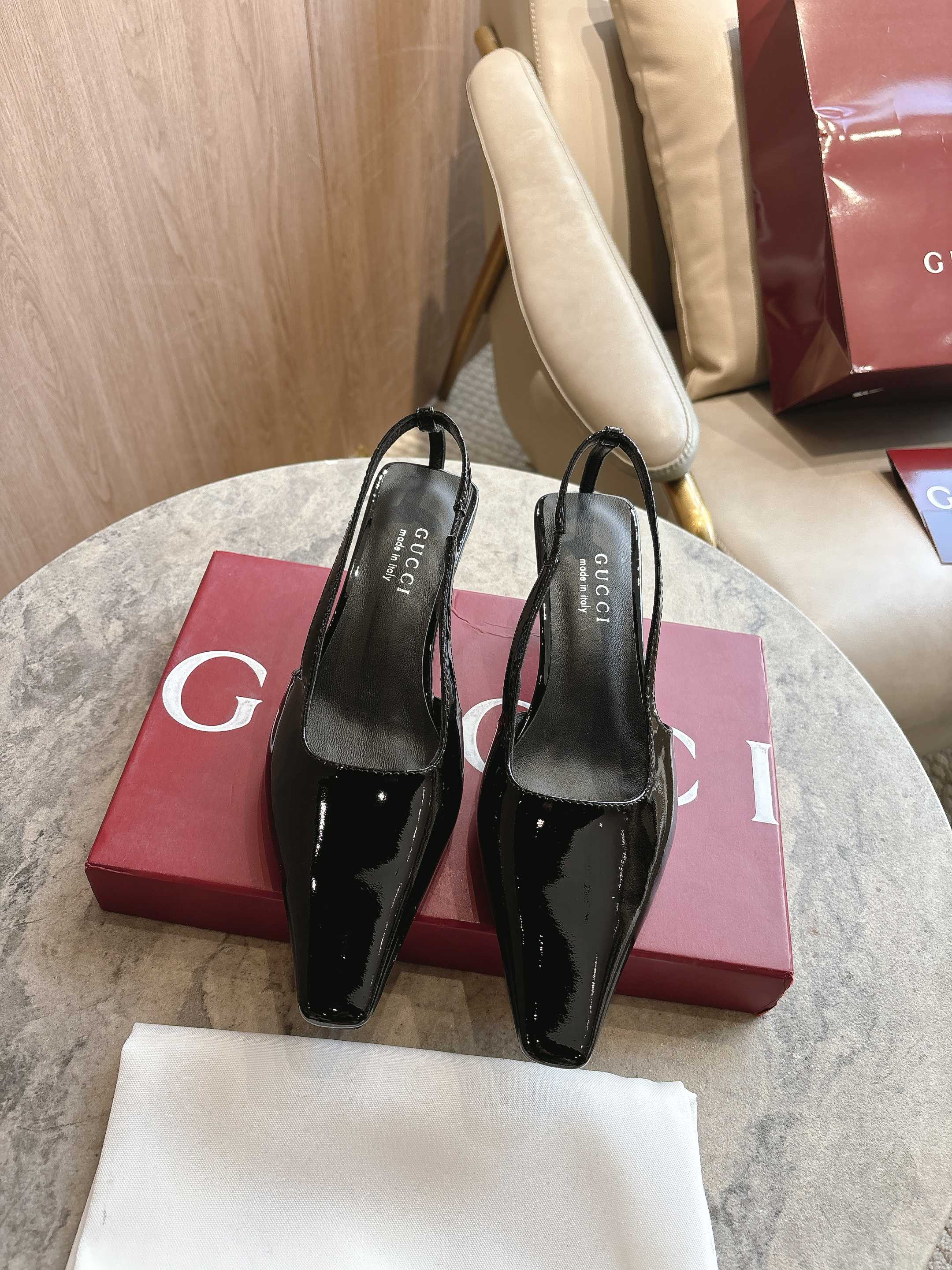 NO:749432,3570-2 Black (25-42) This slingback shoe debuted in the 2026 early spring series fashion show. The elongated square toe silhouette is an ingenious interpretation of the rich charm of the 1990s. The shoes draw inspiration from the brand's archive design and are decorated with a crystal logo metal patch on the back of the right heel, highlighting a unique style. Black glossy leather Leather lining Crystal logo metal patch on the back of the right heel Extended rectangular toe Square upper  Leather sole, cat heel, 5.5 cm high, sandals, sandals198609093570-2 黑（25-42）这款后系带鞋于2026早春系列时装秀首度亮相,加长方头廓形匠心诠释20世纪90年代的繁美风韵.鞋履汲取品牌典藏设计灵感,右鞋跟后方饰有仿水晶标识金属饰片,彰显别致格调. 黑色亮面皮革 皮革衬里 右鞋跟后方饰仿水晶标识金属饰片 加长方形鞋头 方形鞋面 皮革鞋底 猫跟型中跟 5.5厘米高,凉鞋,sandals,Women's Shoes