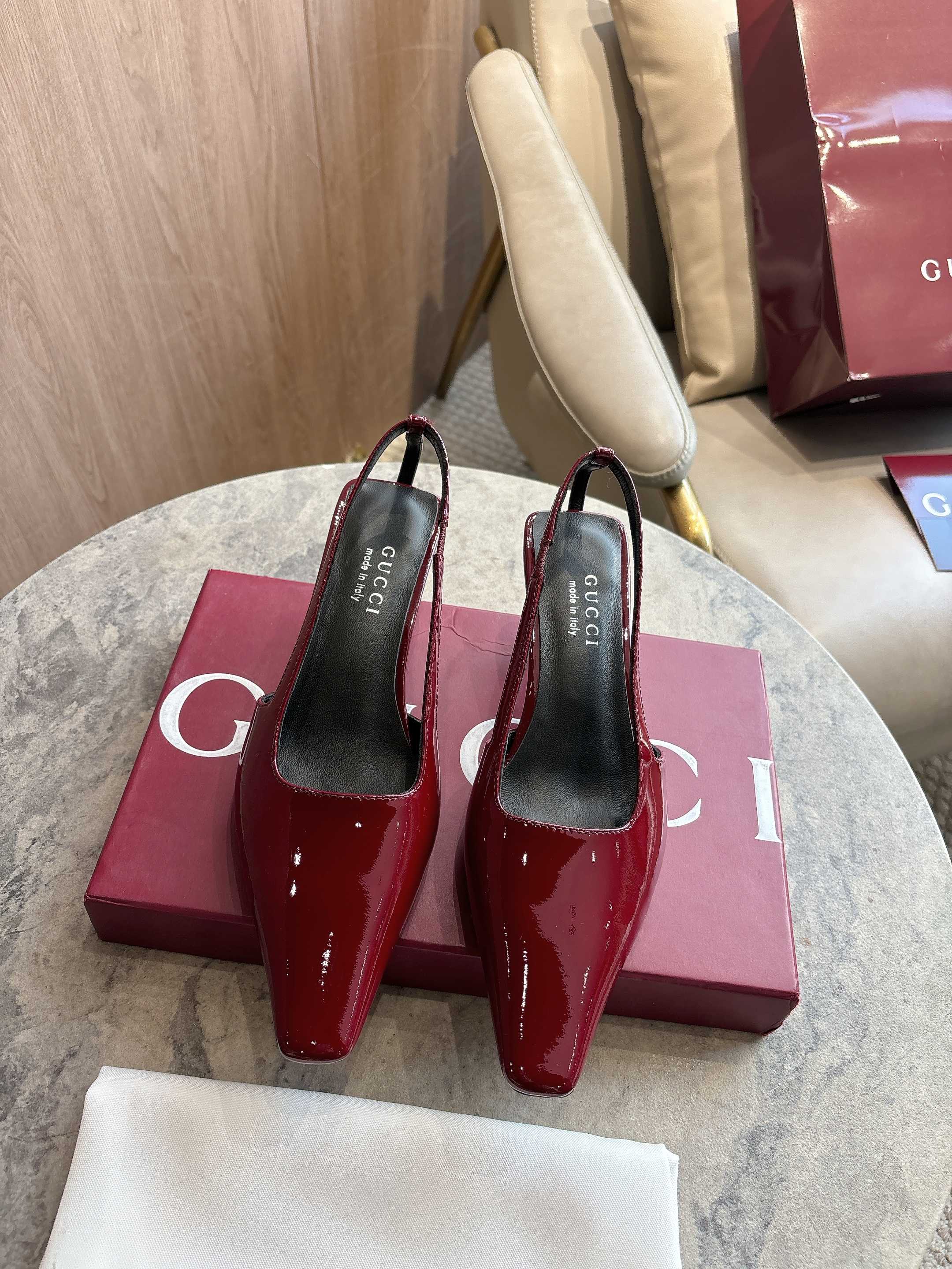 NO:749454,3570-2 Burgundy (25-42) This sling-back shoe debuted in the 2026 early spring series fashion show. The elongated square toe silhouette is an ingenious interpretation of the rich charm of the 1990s. The shoes are inspired by the brand's archive design and are decorated with a crystal logo metal patch on the back of the right heel, highlighting a unique style. Angora burgundy glossy leather Leather lining Crystal logo metal patch on the back of the right heel Extended square toe  Square upper, leather sole, cat heel, 5.5 cm high, sandals, sandals198609093570-2 酒红（25-42）这款后系带鞋于2026早春系列时装秀首度亮相,加长方头廓形匠心诠释20世纪90年代的繁美风韵.鞋履汲取品牌典藏设计灵感,右鞋跟后方饰有仿水晶标识金属饰片,彰显别致格调. 安哥拉酒红色亮面皮革 皮革衬里 右鞋跟后方饰仿水晶标识金属饰片 加长方形鞋头 方形鞋面 皮革鞋底 猫跟型中跟 5.5厘米高,凉鞋,sandals,Women's Shoes