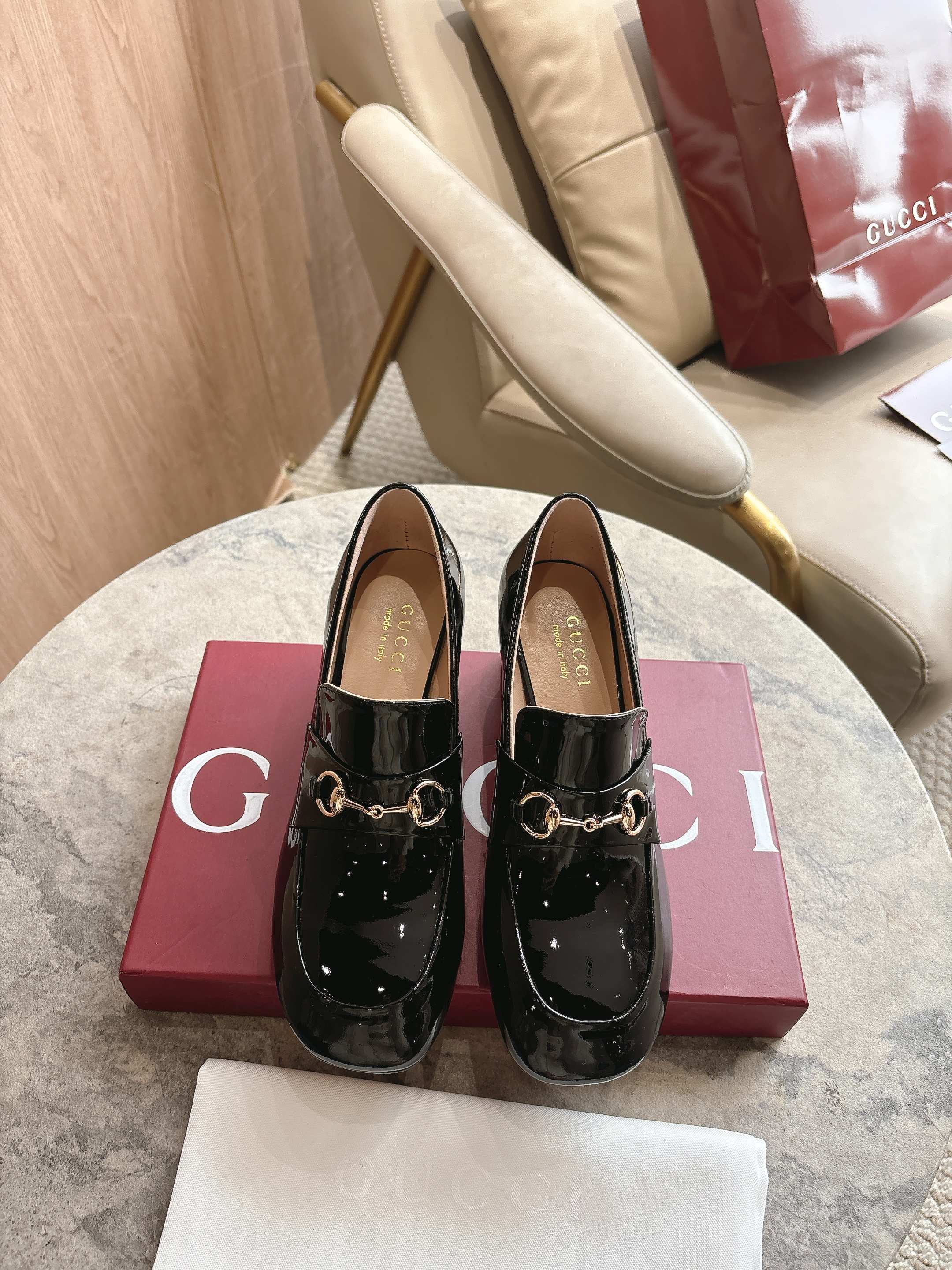 NO:749541,8569-1 Black (35-42) As a tribute to the brand's equestrian origins, the horsebit has gone through the baptism of time, integrating its rich historical heritage with modern fashion style. This women's shallow loafer is crafted from soft glossy patent leather. Black patent leather, light gold tone accessories, horsebit, cow leather sole, mid heel, height 5.5 cm, single shoes, loafers, cowhide198609098569-1 黑（35-42）作为对品牌马术本源的致敬之作,马衔扣历经时间洗礼后,将厚重历史底蕴与现代时尚型格融为一体.这款女士浅口乐福鞋采用柔软亮面漆皮匠心打造. 黑色漆皮 浅金色调配件 马衔扣 牛皮革鞋底 中跟 高度5.5厘米,单鞋,loafers,cowhide,Women's Shoes