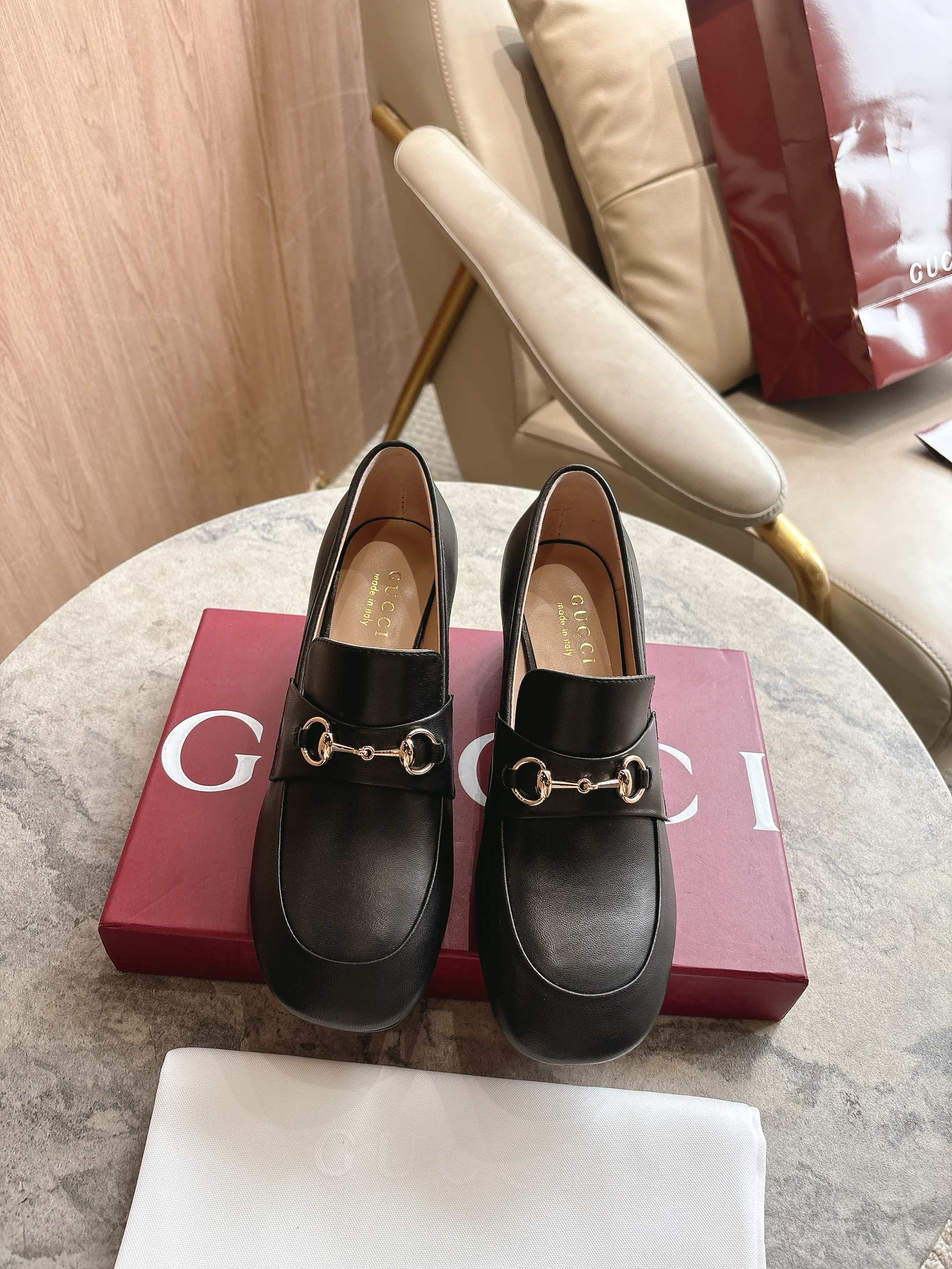 NO:749507,8569-2 Black (35-42) As a tribute to the brand's equestrian origins, the horsebit has gone through the baptism of time, integrating its rich historical heritage with modern fashion style. These women's shallow loafers are crafted from soft glossy patent leather. Black leather, light gold tone accessories, horsebit, cow leather sole, mid heel, height 5.5 cm, single shoes, loafers, cowhide198609098569-2 黑（35-42）作为对品牌马术本源的致敬之作,马衔扣历经时间洗礼后,将厚重历史底蕴与现代时尚型格融为一体.这款女士浅口乐福鞋采用柔软亮面漆皮匠心打造. 黑色皮 浅金色调配件 马衔扣 牛皮革鞋底 中跟 高度5.5厘米,单鞋,loafers,cowhide,Women's Shoes