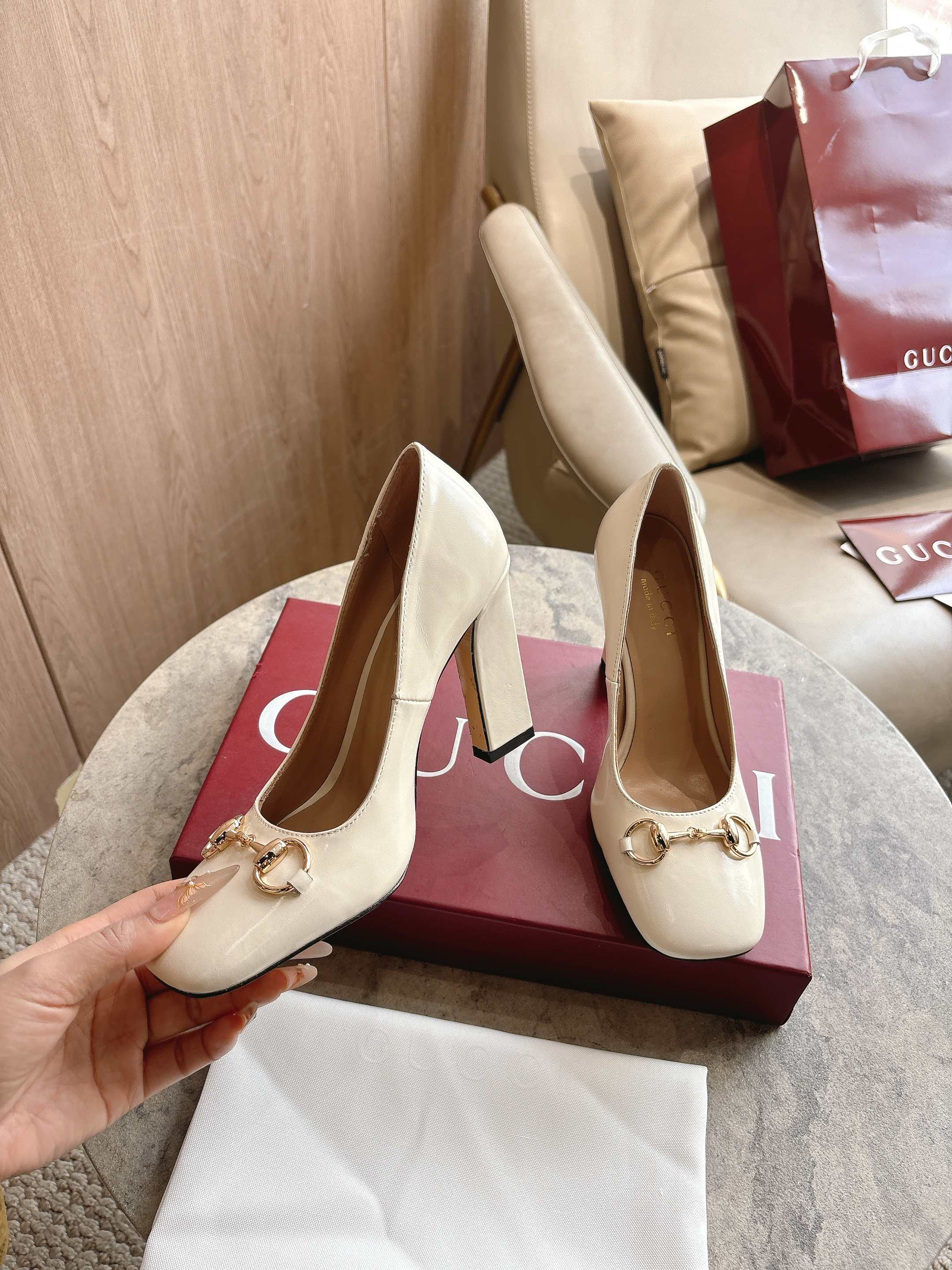 NO:749520,3079-1 White (35-42) is newly launched in the 2026 spring and summer series. This single product appears in the 'Incazzata' look of the 'La Famiglia' series. The design of the Signora series of shoes is inspired by the word 'lady' in Italian. It reinterprets the brand's archive pumps with a simple and neat square toe and a slim and slender thick heel, injecting a modern flavor into the elegant style. Off-white soft glossy leather Gold tone accessories Pink leather lining  Horsebit buckle and 'Made in Italy by Gucci' logo with the same metallic finish. Clean square toe. Leather sole. Slim wide heel silhouette. Medium heel. Heel height 110 cm. Single shoes, gucci198609093079-1 白（35-42）2026春夏系列全新上市.这款单品亮相于《La Famiglia》系列“Incazzata”造型.Signora系列鞋履的设计灵感源自意大利语中的“夫人”一词,以简约利落的方形鞋头与纤细修长的粗跟焕新演绎品牌典藏浅口鞋,为雅致风尚注入一抹现代气息. 米白色柔软亮面皮革 金色调配件 粉色皮革衬里 马衔扣和同款金属质感饰面“Made in Italy by Gucci”标识 利落方形鞋头 皮革鞋底 修长阔跟廓形 中跟 跟高110厘米,单鞋,gucci,Women's Shoes