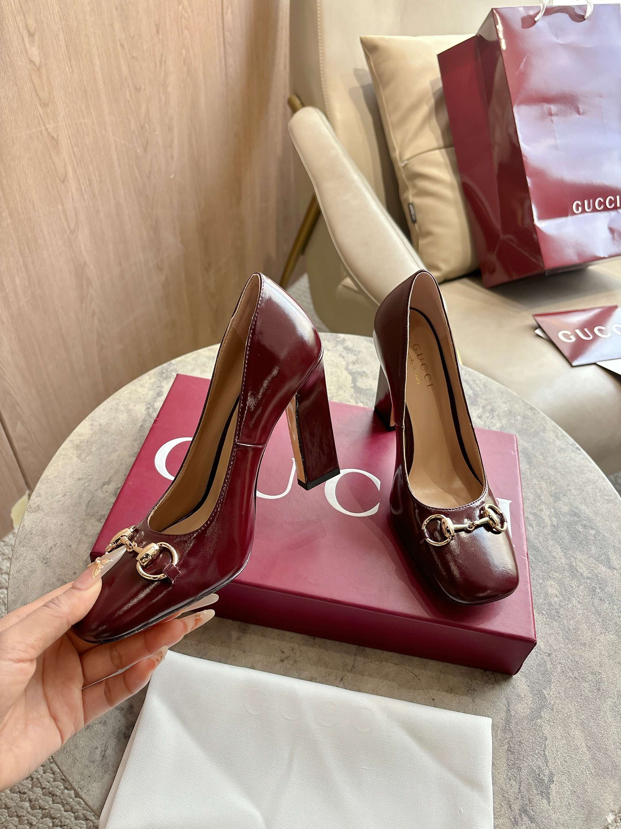 NO:749514,3079-1 Burgundy (35-42) is newly launched in the 2026 spring and summer series. This single product appears in the 'Incazzata' style of the 'La Famiglia' series. The design of the Signora series of shoes is inspired by the word 'lady' in Italian. It uses a simple and neat square toe and a slender thick heel to reinterpret the brand's collection of pumps, injecting a touch of modern flavor into the elegant style. Burgundy soft glossy leather Gold tone accessories  Pink leather lining Horsebit buckle and 'Made in Italy by Gucci' logo with matching metallic finish Clean square toe Leather sole Slim wide heel silhouette Medium heel Heel height 110 cm, single shoes, gucci198609093079-1 酒红（35-42）2026春夏系列全新上市.这款单品亮相于《La Famiglia》系列“Incazzata”造型.Signora系列鞋履的设计灵感源自意大利语中的“夫人”一词,以简约利落的方形鞋头与纤细修长的粗跟焕新演绎品牌典藏浅口鞋,为雅致风尚注入一抹现代气息. 酒红柔软亮面皮革 金色调配件 粉色皮革衬里 马衔扣和同款金属质感饰面“Made in Italy by Gucci”标识 利落方形鞋头 皮革鞋底 修长阔跟廓形 中跟 跟高110厘米,单鞋,gucci,Women's Shoes