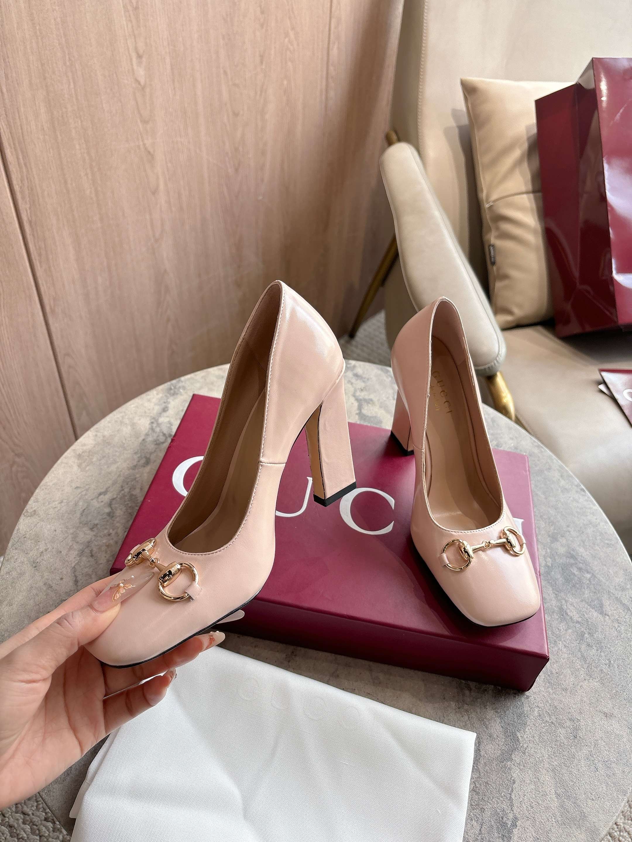NO:749526,3079-1 Light pink (35-42) is newly launched in the 2026 spring and summer series. This single product appears in the 'Incazzata' look of the 'La Famiglia' series. The design of the Signora series of shoes is inspired by the word 'lady' in Italian. It reinterprets the brand's archive pumps with a simple and neat square toe and a slender thick heel, injecting a modern flavor into the elegant style. Light pink soft glossy leather Gold tone accessories  Pink leather lining Horsebit buckle and 'Made in Italy by Gucci' logo with matching metallic finish Clean square toe Leather sole Slim wide heel silhouette Medium heel Heel height 110 cm, single shoes, gucci198609093079-1 浅粉（35-42）2026春夏系列全新上市.这款单品亮相于《La Famiglia》系列“Incazzata”造型.Signora系列鞋履的设计灵感源自意大利语中的“夫人”一词,以简约利落的方形鞋头与纤细修长的粗跟焕新演绎品牌典藏浅口鞋,为雅致风尚注入一抹现代气息. 浅粉色柔软亮面皮革 金色调配件 粉色皮革衬里 马衔扣和同款金属质感饰面“Made in Italy by Gucci”标识 利落方形鞋头 皮革鞋底 修长阔跟廓形 中跟 跟高110厘米,单鞋,gucci,Women's Shoes