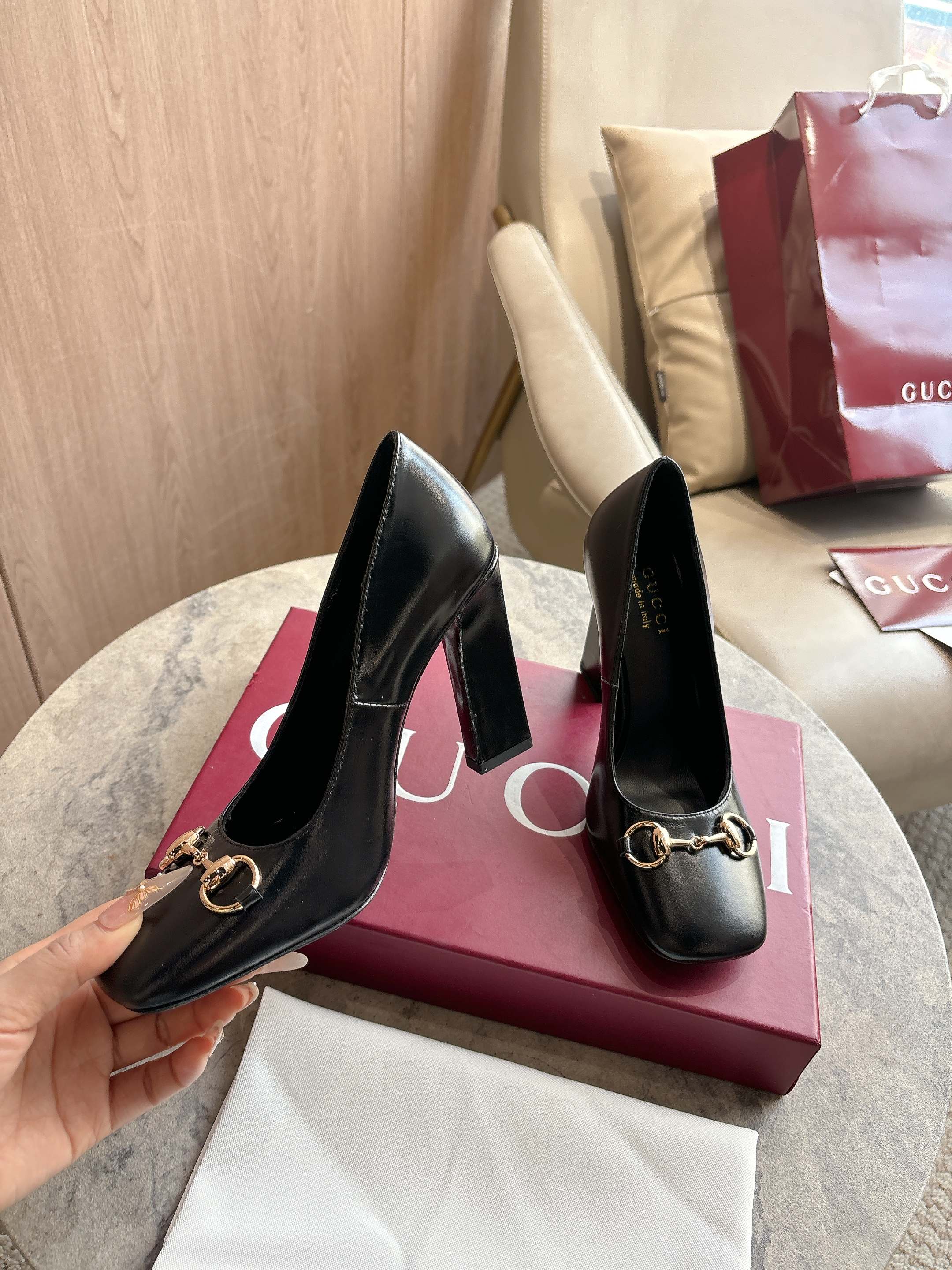NO:749532,3079-1 black (35-42) is newly launched in the 2026 spring and summer series. This single product appears in the 'Incazzata' look of the 'La Famiglia' series. The design of the Signora series of shoes is inspired by the word 'lady' in Italian. It reinterprets the brand's archive pumps with a simple and neat square toe and a slim and slender thick heel, injecting a modern flavor into the elegant style. Black soft glossy leather Gold tone accessories Black leather lining  Horsebit buckle and 'Made in Italy by Gucci' logo with the same metallic finish. Clean square toe. Leather sole. Slim wide heel silhouette. Medium heel. Heel height 110 cm. Single shoes, gucci198609093079-1 黑（35-42）2026春夏系列全新上市.这款单品亮相于《La Famiglia》系列“Incazzata”造型.Signora系列鞋履的设计灵感源自意大利语中的“夫人”一词,以简约利落的方形鞋头与纤细修长的粗跟焕新演绎品牌典藏浅口鞋,为雅致风尚注入一抹现代气息. 黑色柔软亮面皮革 金色调配件 黑色皮革衬里 马衔扣和同款金属质感饰面“Made in Italy by Gucci”标识 利落方形鞋头 皮革鞋底 修长阔跟廓形 中跟 跟高110厘米,单鞋,gucci,Women's Shoes
