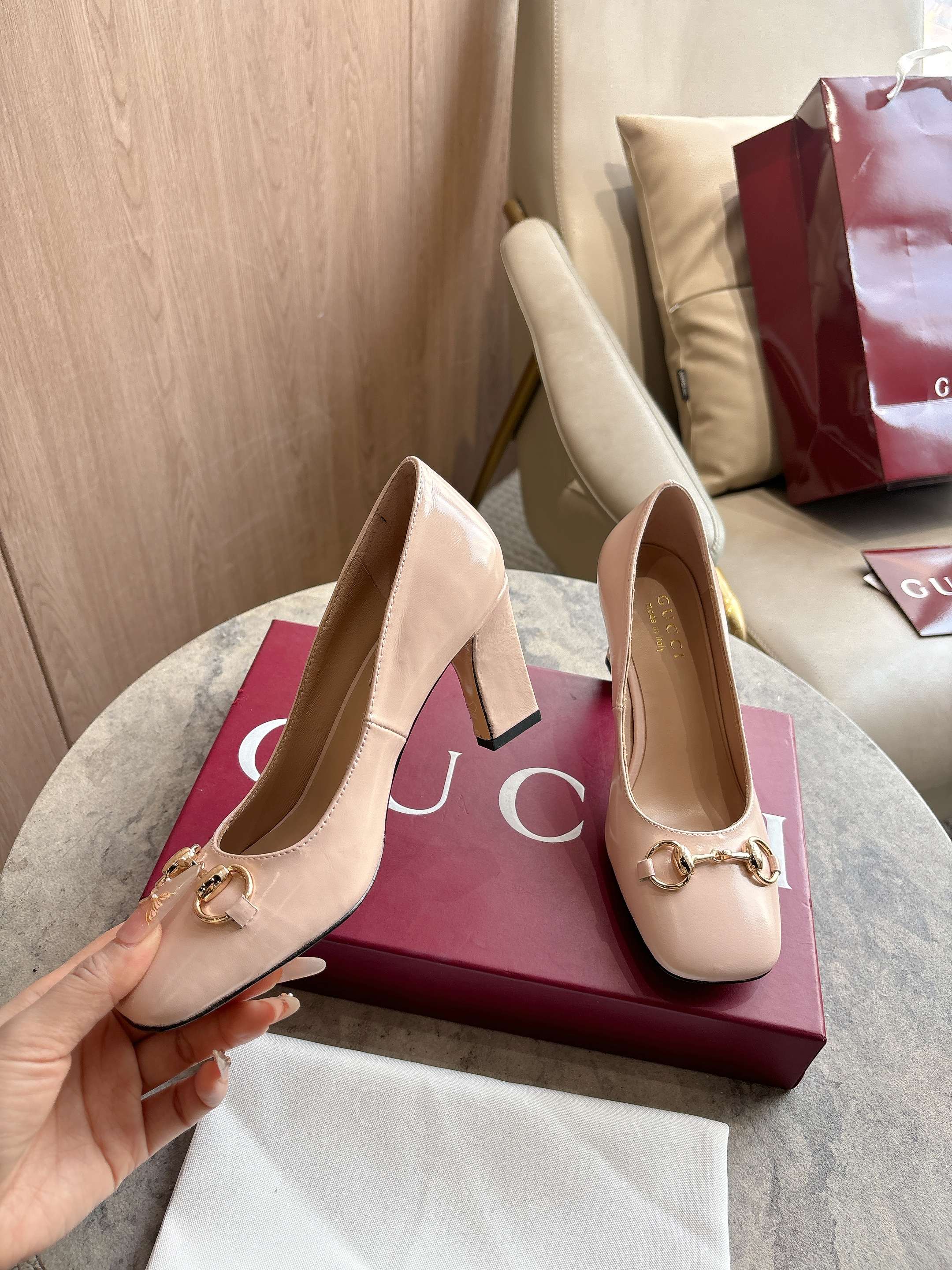 NO:749538,3079-2 Light pink (35-42) is newly launched in the 2026 spring and summer series. This single product appears in the 'Incazzata' look of the 'La Famiglia' series. The design of the Signora series of shoes is inspired by the word 'lady' in Italian. It reinterprets the brand's archive pumps with a simple and neat square toe and a slender thick heel, injecting a modern flavor into the elegant style. Light pink soft glossy leather Gold tone accessories  Pink leather lining Horsebit buckle and 'Made in Italy by Gucci' logo with matching metallic finish Clean square toe Leather sole Slim wide heel silhouette Medium heel Heel height 850 cm, single shoes, gucci198609093079-2 浅粉（35-42）2026春夏系列全新上市.这款单品亮相于《La Famiglia》系列“Incazzata”造型.Signora系列鞋履的设计灵感源自意大利语中的“夫人”一词,以简约利落的方形鞋头与纤细修长的粗跟焕新演绎品牌典藏浅口鞋,为雅致风尚注入一抹现代气息. 浅粉色柔软亮面皮革 金色调配件 粉色皮革衬里 马衔扣和同款金属质感饰面“Made in Italy by Gucci”标识 利落方形鞋头 皮革鞋底 修长阔跟廓形 中跟 跟高850厘米,单鞋,gucci,Women's Shoes