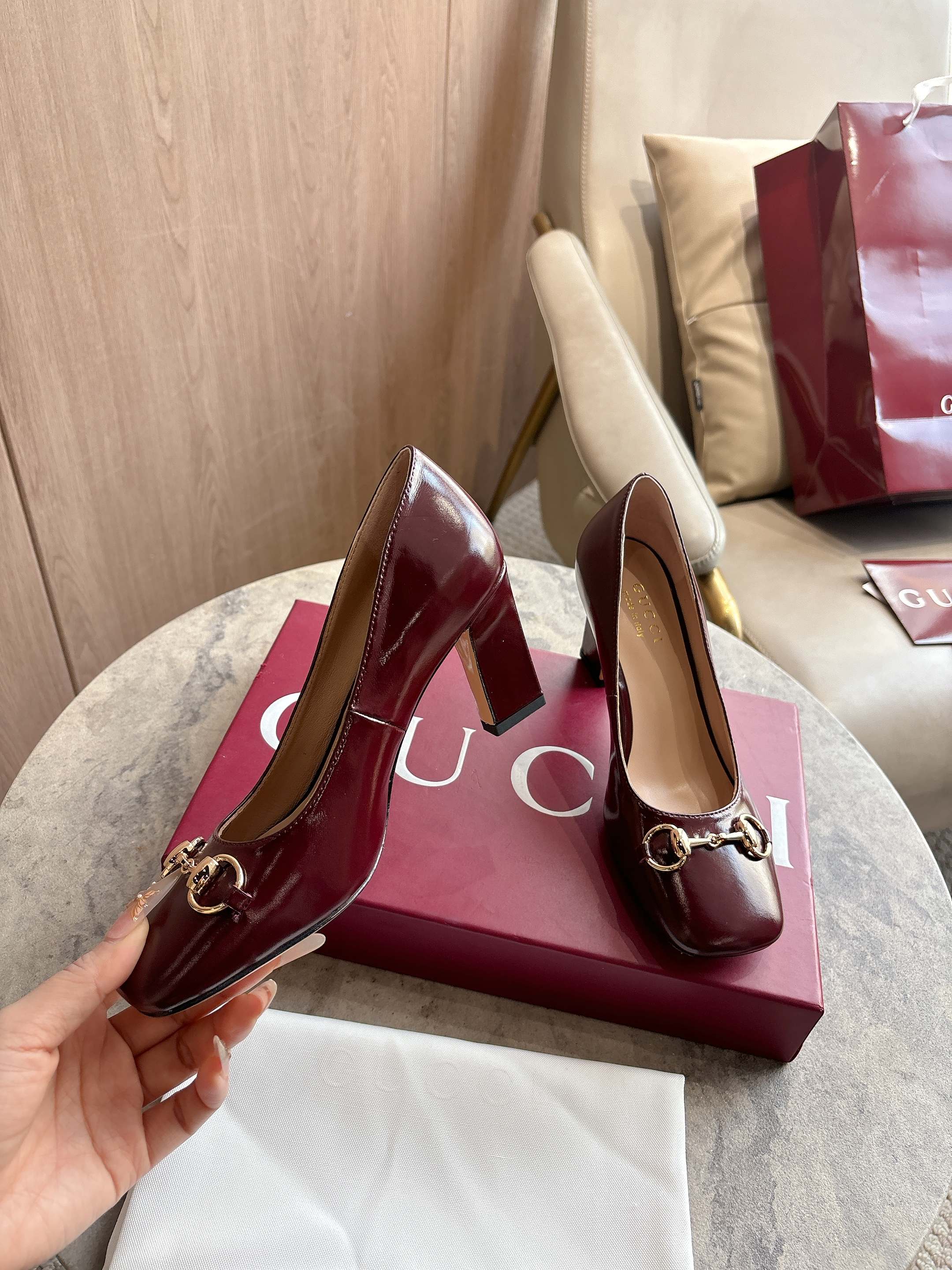 NO:749546,3079-2 Burgundy (35-42) is newly launched in the 2026 spring and summer series. This single product appears in the 'Incazzata' style of the 'La Famiglia' series. The design of the Signora series of shoes is inspired by the word 'lady' in Italian. It reinterprets the brand's collection of pumps with a simple and neat square toe and a slender thick heel, injecting a modern flavor into the elegant style. Burgundy soft glossy leather and gold-tone accessories  Pink leather lining Horsebit buckle and 'Made in Italy by Gucci' logo with matching metallic finish Clean square toe Leather sole Slim wide heel silhouette Medium heel Heel height 850 cm, single shoes, gucci198609093079-2 酒红（35-42）2026春夏系列全新上市.这款单品亮相于《La Famiglia》系列“Incazzata”造型.Signora系列鞋履的设计灵感源自意大利语中的“夫人”一词,以简约利落的方形鞋头与纤细修长的粗跟焕新演绎品牌典藏浅口鞋,为雅致风尚注入一抹现代气息. 酒红柔软亮面皮革 金色调配件 粉色皮革衬里 马衔扣和同款金属质感饰面“Made in Italy by Gucci”标识 利落方形鞋头 皮革鞋底 修长阔跟廓形 中跟 跟高850厘米,单鞋,gucci,Women's Shoes