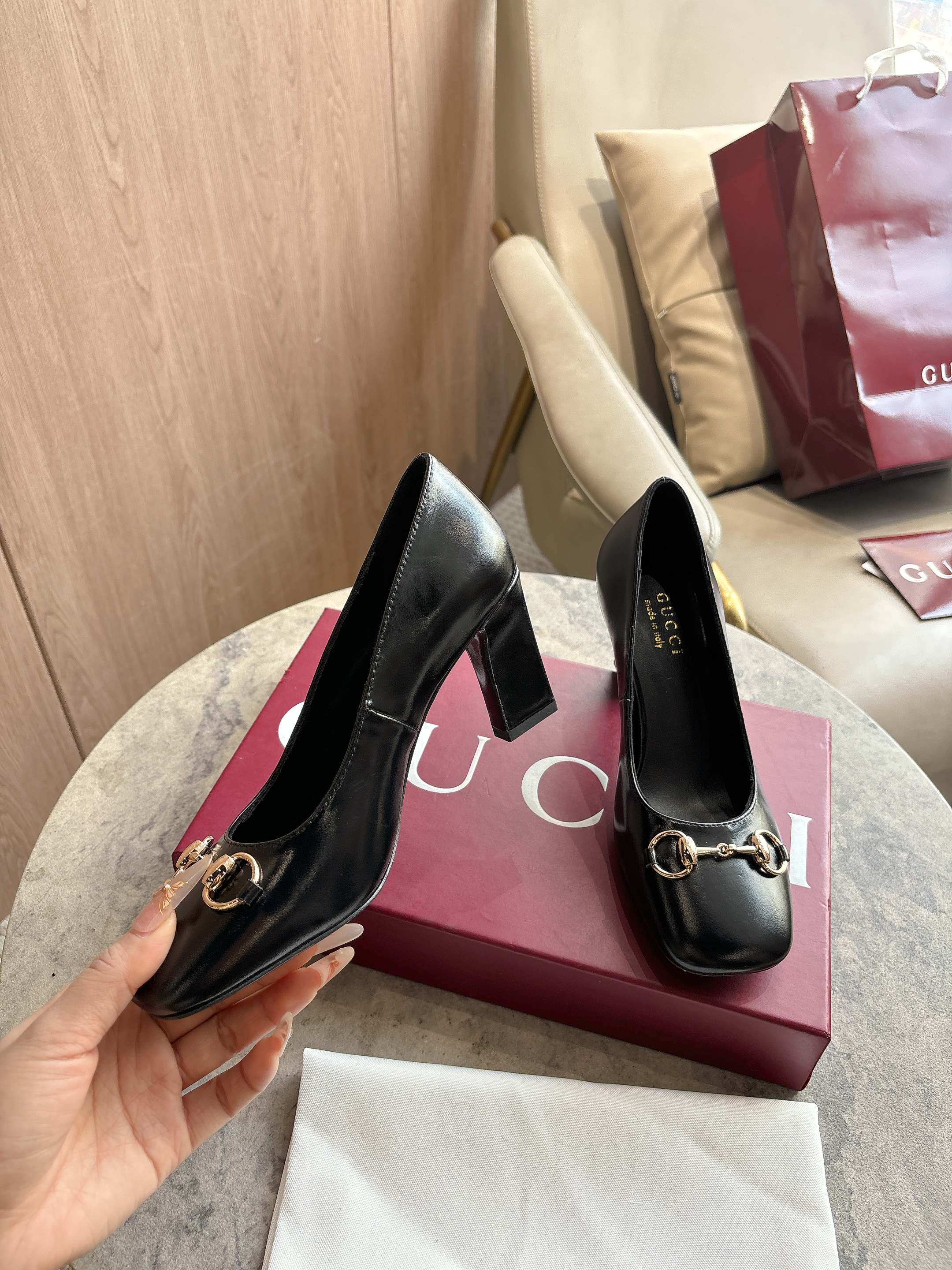 NO:749550,3079-2 black (35-42) is newly launched in the 2026 spring and summer series. This single product appears in the 'Incazzata' look of the 'La Famiglia' series. The design of the Signora series of shoes is inspired by the word 'lady' in Italian. It reinterprets the brand's archive pumps with a simple and neat square toe and a slender thick heel, injecting a modern flavor into the elegant style. Black soft glossy leather Gold tone accessories Black leather lining  Horsebit buckle and 'Made in Italy by Gucci' logo with the same metallic finish. Clean square toe. Leather sole. Slim wide heel silhouette. Medium heel. Heel height 850 cm. Single shoes, gucci198609093079-2 黑（35-42）2026春夏系列全新上市.这款单品亮相于《La Famiglia》系列“Incazzata”造型.Signora系列鞋履的设计灵感源自意大利语中的“夫人”一词,以简约利落的方形鞋头与纤细修长的粗跟焕新演绎品牌典藏浅口鞋,为雅致风尚注入一抹现代气息. 黑色柔软亮面皮革 金色调配件 黑色皮革衬里 马衔扣和同款金属质感饰面“Made in Italy by Gucci”标识 利落方形鞋头 皮革鞋底 修长阔跟廓形 中跟 跟高850厘米,单鞋,gucci,Women's Shoes