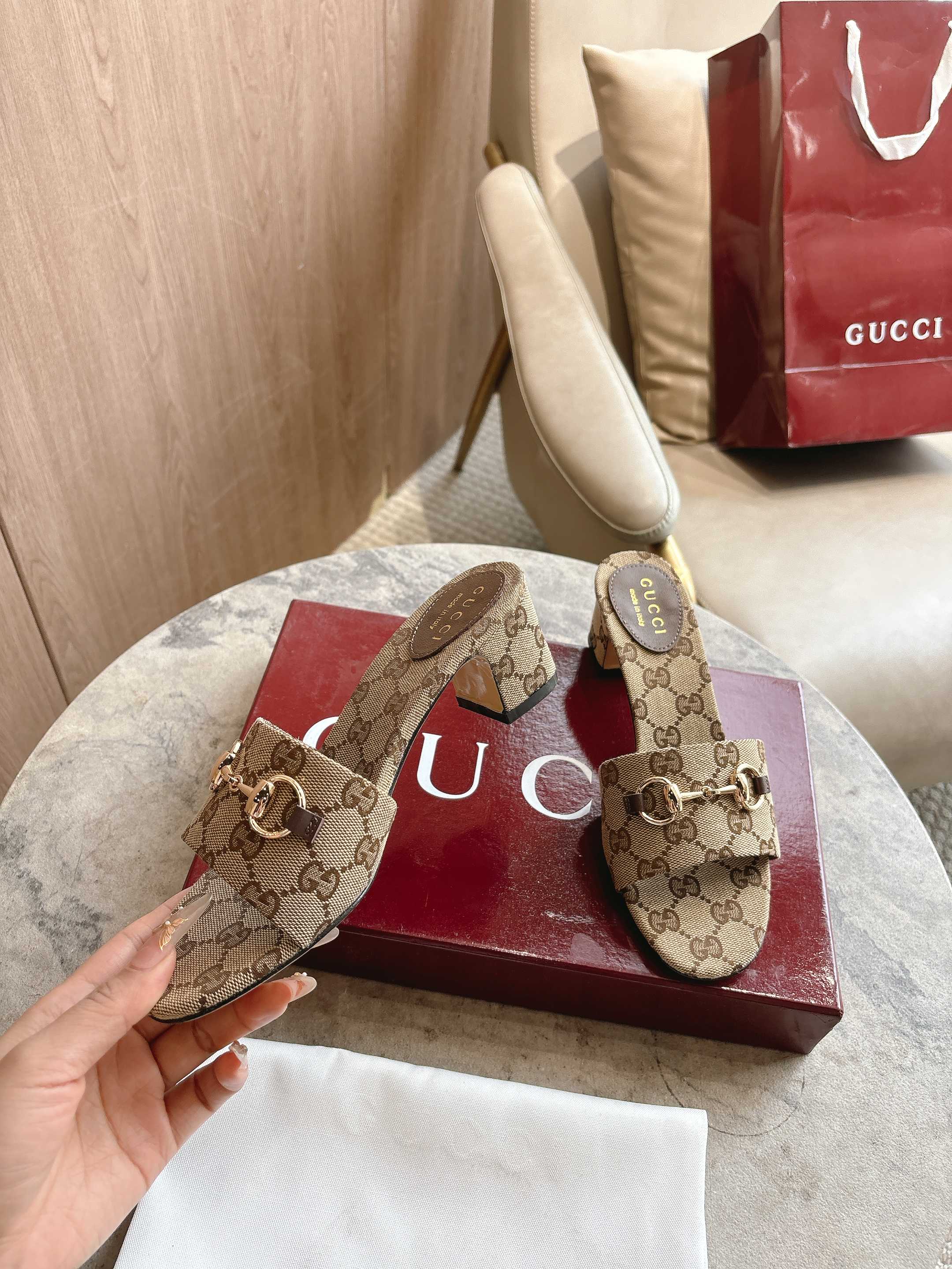 NO:749478,9719-12 Apricot G (35-42) This classic slipper has a new mid-heel design and is embellished with a horsebit buckle, showing a calm and elegant style. Made of GG canvas, it cleverly incorporates light gold-toned equestrian style accessories. Camel and dark brown GG canvas, light gold-toned accessories, leather lining, horsebit buckle, leather sole, medium heel, height 5.5 cm, slippers, slippers198609099719-12 杏G（35-42）这款经典拖鞋焕新选用中跟设计,缀饰马衔扣,一展从容优雅格调.甄选GG帆布打造,巧妙融蕴浅金色调马术风格配件. 驼色和深棕色GG帆布 浅金色调配件 皮革衬里 马衔扣 皮革鞋底 中跟 高度5.5厘米,拖鞋,slippers,Women's Shoes