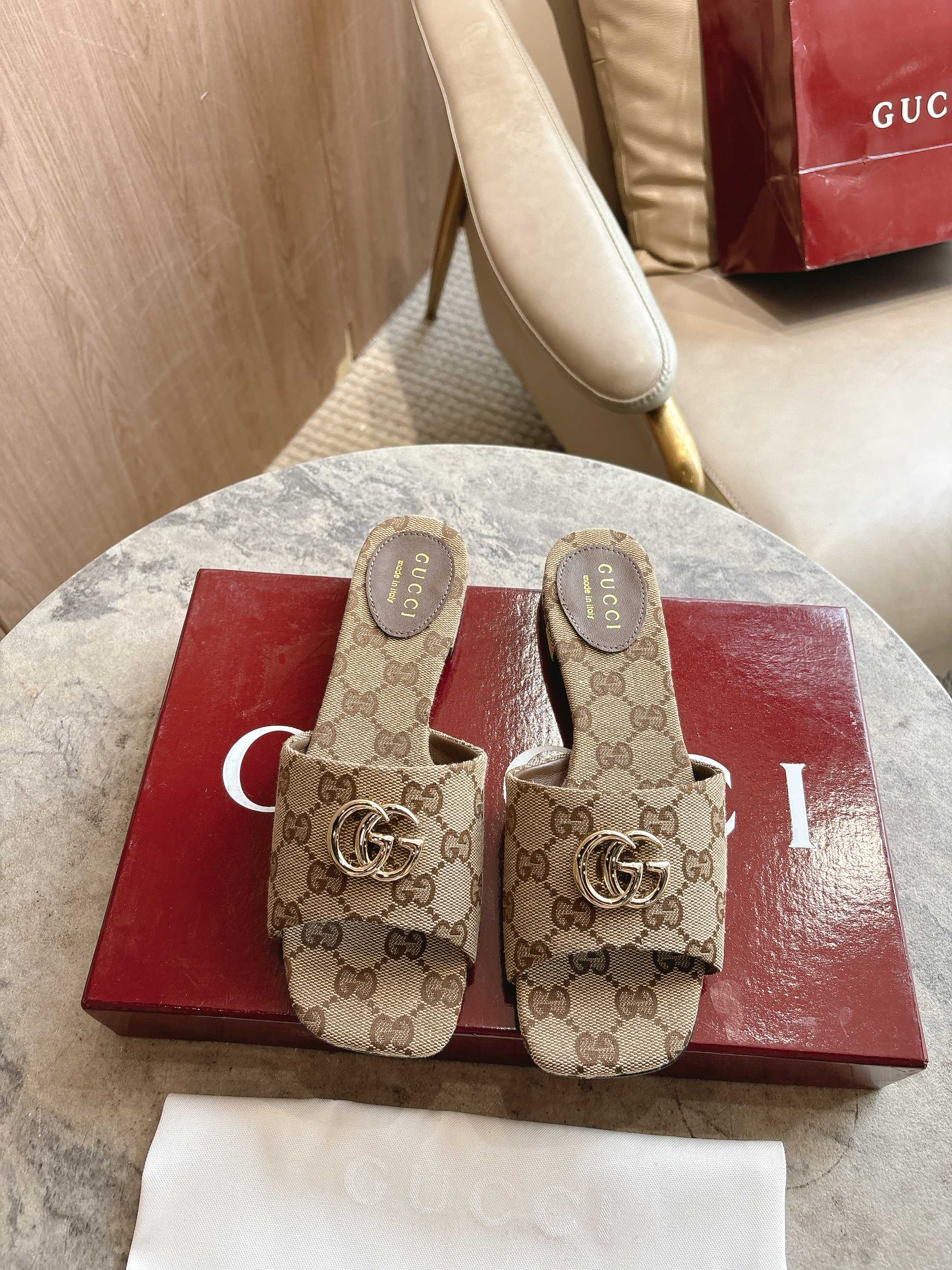 NO:749482,6025-11 Apricot G (35-42) These slippers are carefully embellished with light gold tone horsebit details, adding exquisite style to the warm day look. Made of GG canvas fabric, paired with archive accessories patterns to express a unique charm. GG fabric, light gold tone accessories, horsebit buckle, leather sole, flat soles, slippers, slippers198609096025-11 杏G（35-42）这款拖鞋精心缀饰浅金色调马衔扣细节,为暖日造型添注精致格调.甄选GG帆布面料打造,搭配典藏配件图案,尽释别致风韵. GG面料 浅金色调配件 马衔扣 皮革鞋底 平底,拖鞋,slippers,Women's Shoes