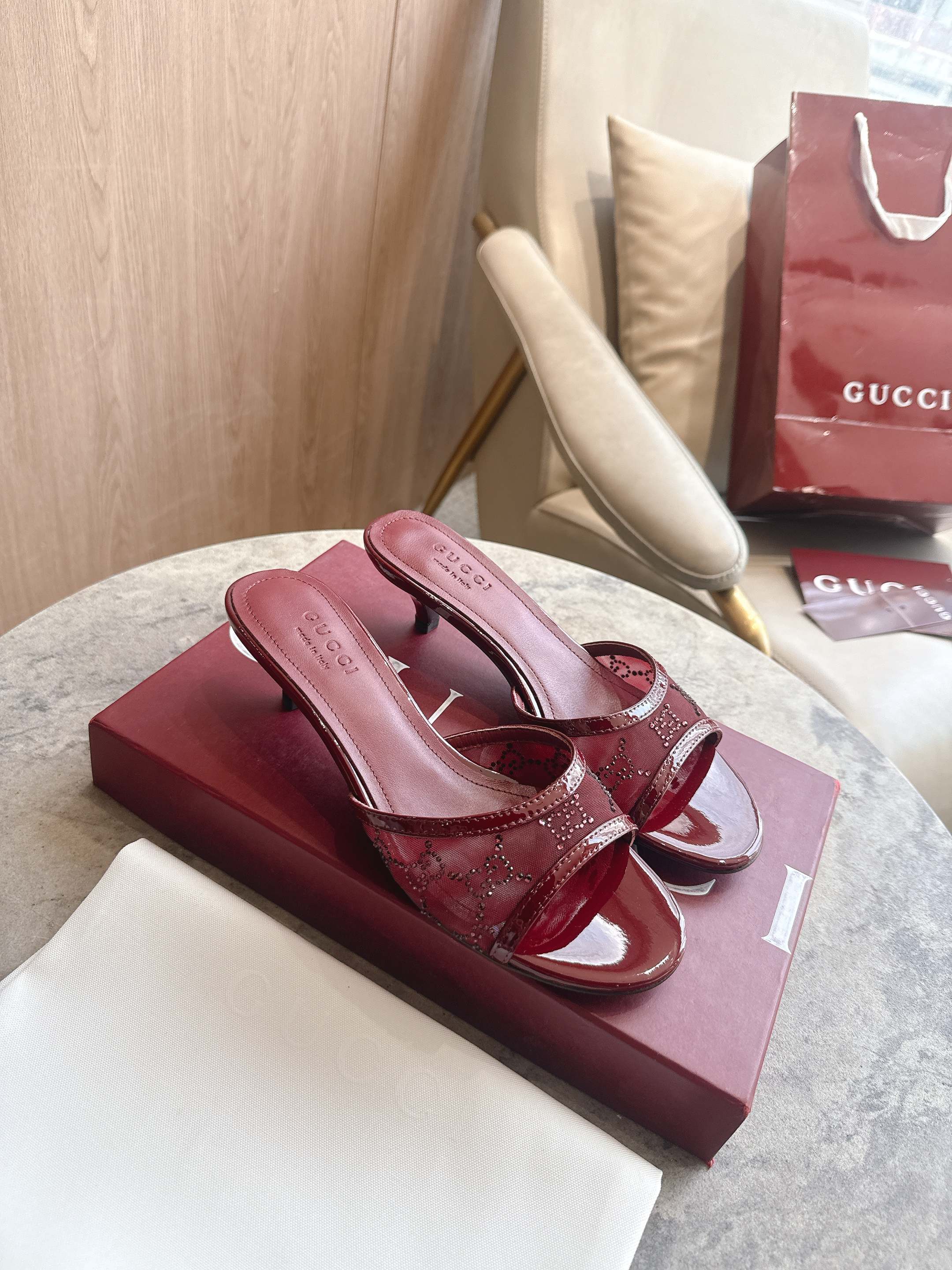NO:786224,2029-2 Burgundy (35-42) GG crystal mesh, 4.5 cm heel height, Italian-made silk outsole, the brand continues to meet people's pursuit of fashion, using various shapes and styles to create stunning mix-and-match items. This sandal is crafted with burgundy mesh, embellished with elegant GG crystal patterns, showing modern fashion style., slippers, slippers, real silk198609092029-2 酒红（35-42）GG水晶网纱 4.5厘米跟高意大利创作真丝大底,品牌一如既往满足人们对时尚的追求,运用各种造型和款式打造出令人惊艳的混搭单品.这款凉拖以酒红色网纱匠心打造,缀饰优雅十足的GG水晶图案,尽展现代时尚风范.,拖鞋,slippers,real silk,Women's Shoes