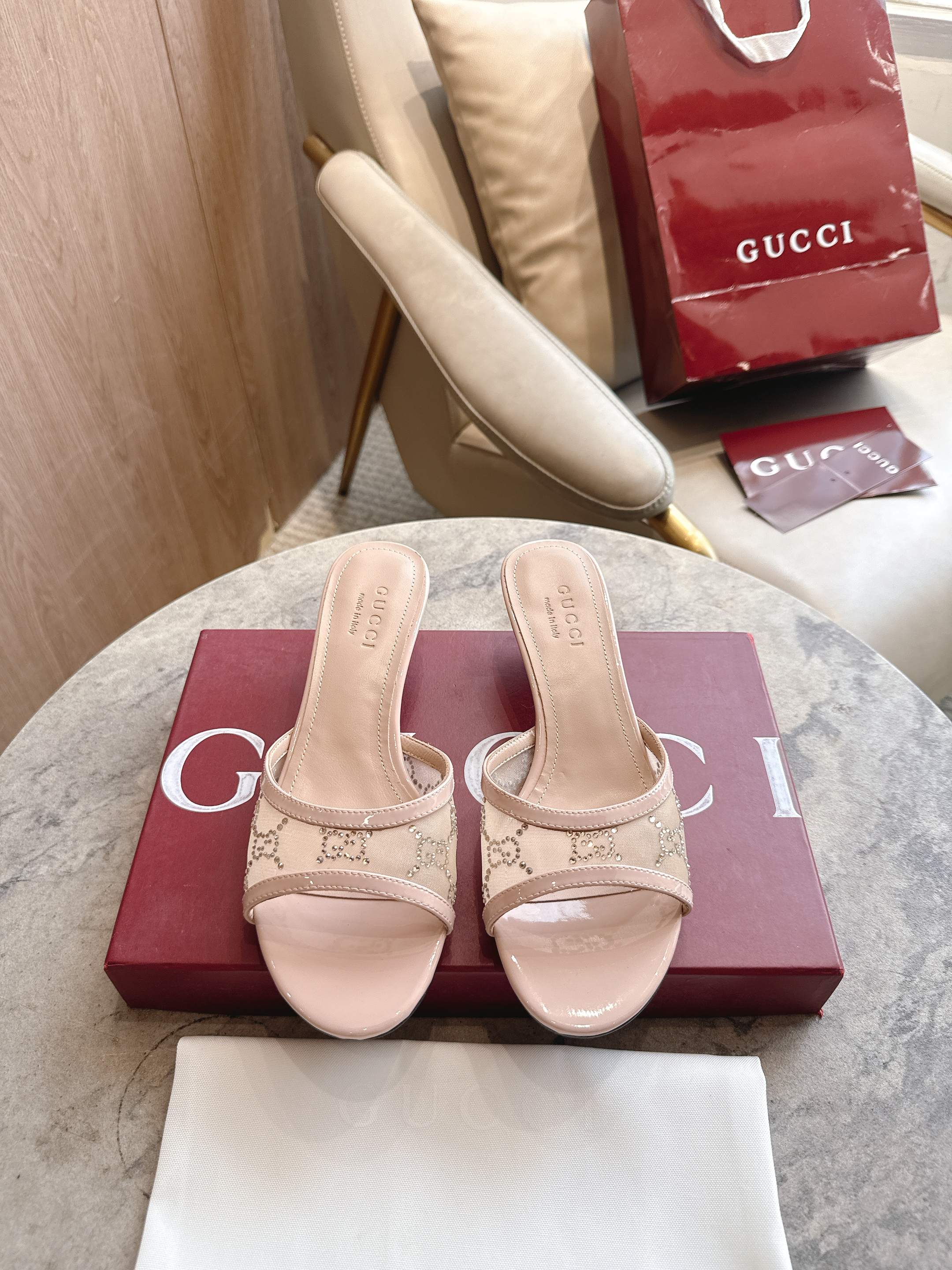 NO:786228,2029-2 Pink (35-42) GG crystal mesh, 4.5 cm heel height, Italian-made silk outsole, the brand continues to meet people's pursuit of fashion, using various shapes and styles to create stunning mix-and-match items. This sandal is crafted with apricot mesh, embellished with elegant GG crystal patterns, showing modern fashion style., slippers, slippers, real silk198609092029-2 粉（35-42）GG水晶网纱 4.5厘米跟高意大利创作真丝大底,品牌一如既往满足人们对时尚的追求,运用各种造型和款式打造出令人惊艳的混搭单品.这款凉拖以杏色网纱匠心打造,缀饰优雅十足的GG水晶图案,尽展现代时尚风范.,拖鞋,slippers,real silk,Women's Shoes