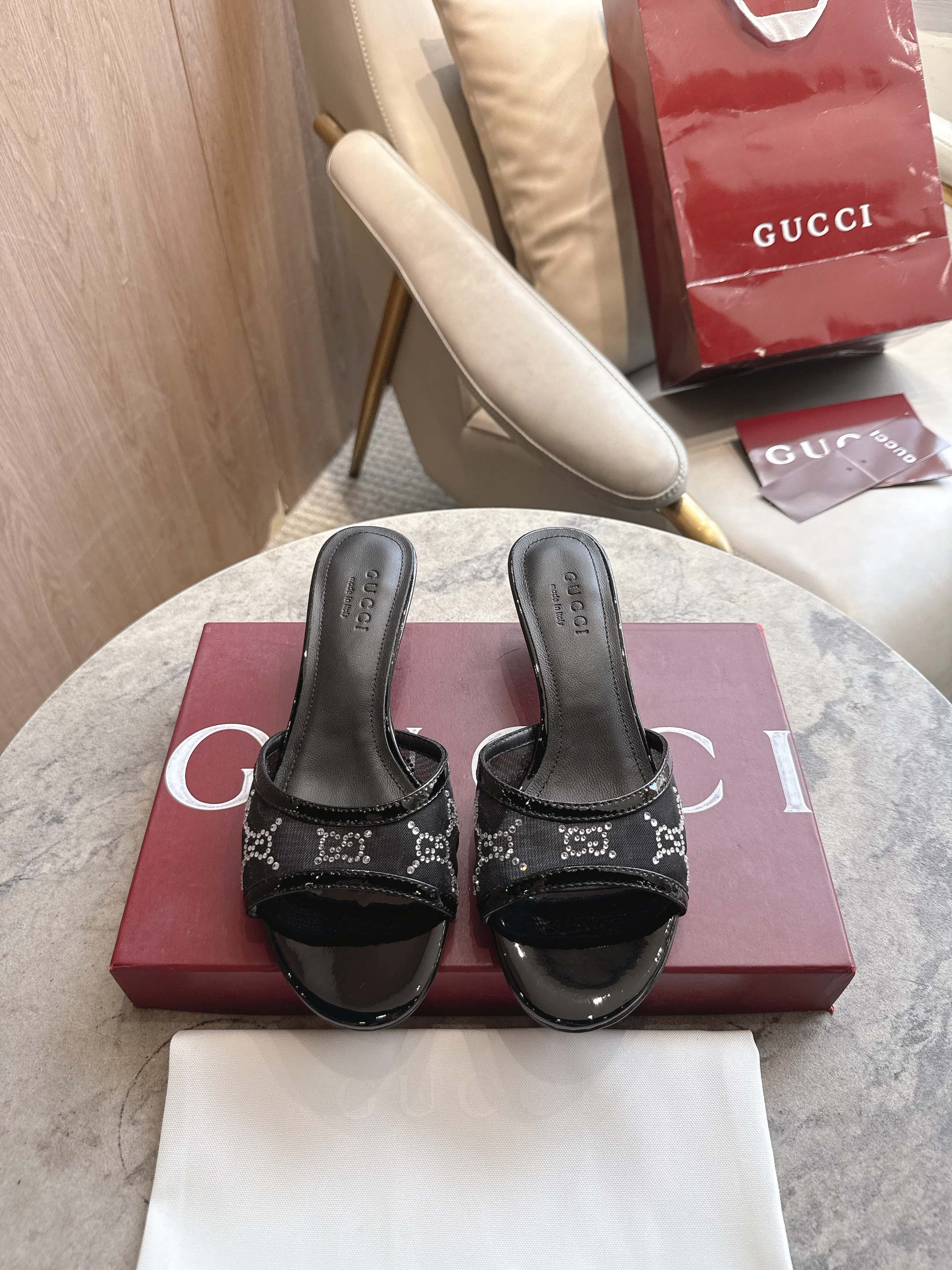 NO:786233,2029-2 Black (35-42) GG crystal mesh, 4.5 cm heel height, Italian silk outsole, the brand continues to meet people's pursuit of fashion, using various shapes and styles to create stunning mix-and-match items. This sandal is crafted with black mesh, embellished with elegant GG crystal patterns, showing modern fashion style., slippers, slippers, real silk198609092029-2 黑（35-42）GG水晶网纱 4.5厘米跟高意大利创作真丝大底,品牌一如既往满足人们对时尚的追求,运用各种造型和款式打造出令人惊艳的混搭单品.这款凉拖以黑色网纱匠心打造,缀饰优雅十足的GG水晶图案,尽展现代时尚风范.,拖鞋,slippers,real silk,Women's Shoes