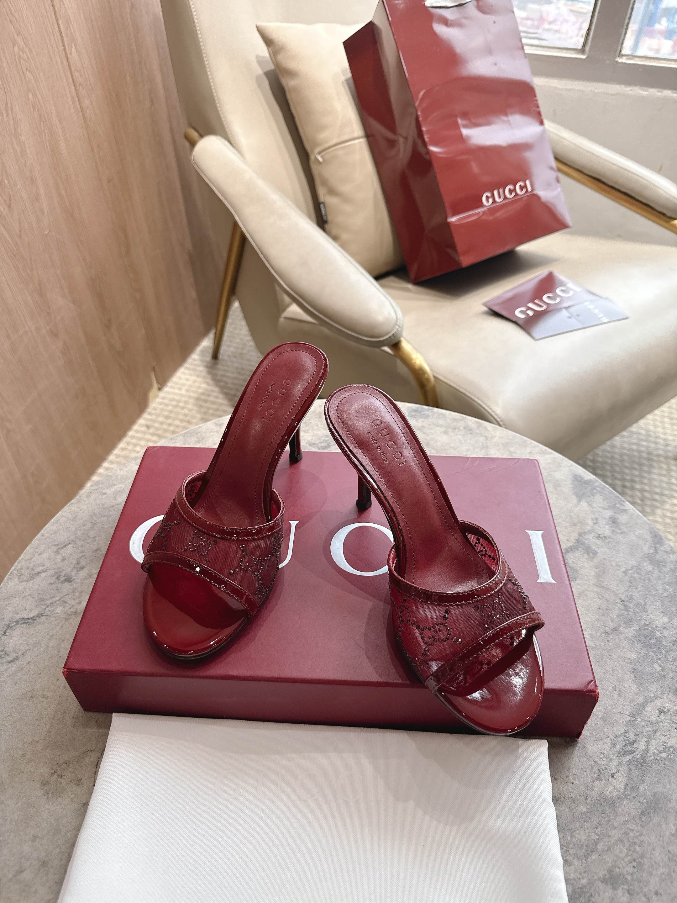 NO:886763,2029-4 Burgundy (35-42) Angora GG crystal mesh with 8.5 cm heel and Italian-made silk outsole. The brand continues to meet people's pursuit of fashion, using various shapes and styles to create stunning mix-and-match items. This sandal is crafted from black mesh and decorated with elegant GG crystal patterns, showing a modern fashion style., slippers, slippers, real silk198609092029-4 酒红（35-42）安哥拉GG水晶网纱8.5厘米跟高意大利创作真丝大底,品牌一如既往满足人们对时尚的追求,运用各种造型和款式打造出令人惊艳的混搭单品.这款凉拖以黑色网纱匠心打造,缀饰优雅十足的GG水晶图案,尽展现代时尚风范.,拖鞋,slippers,real silk,Women's Shoes