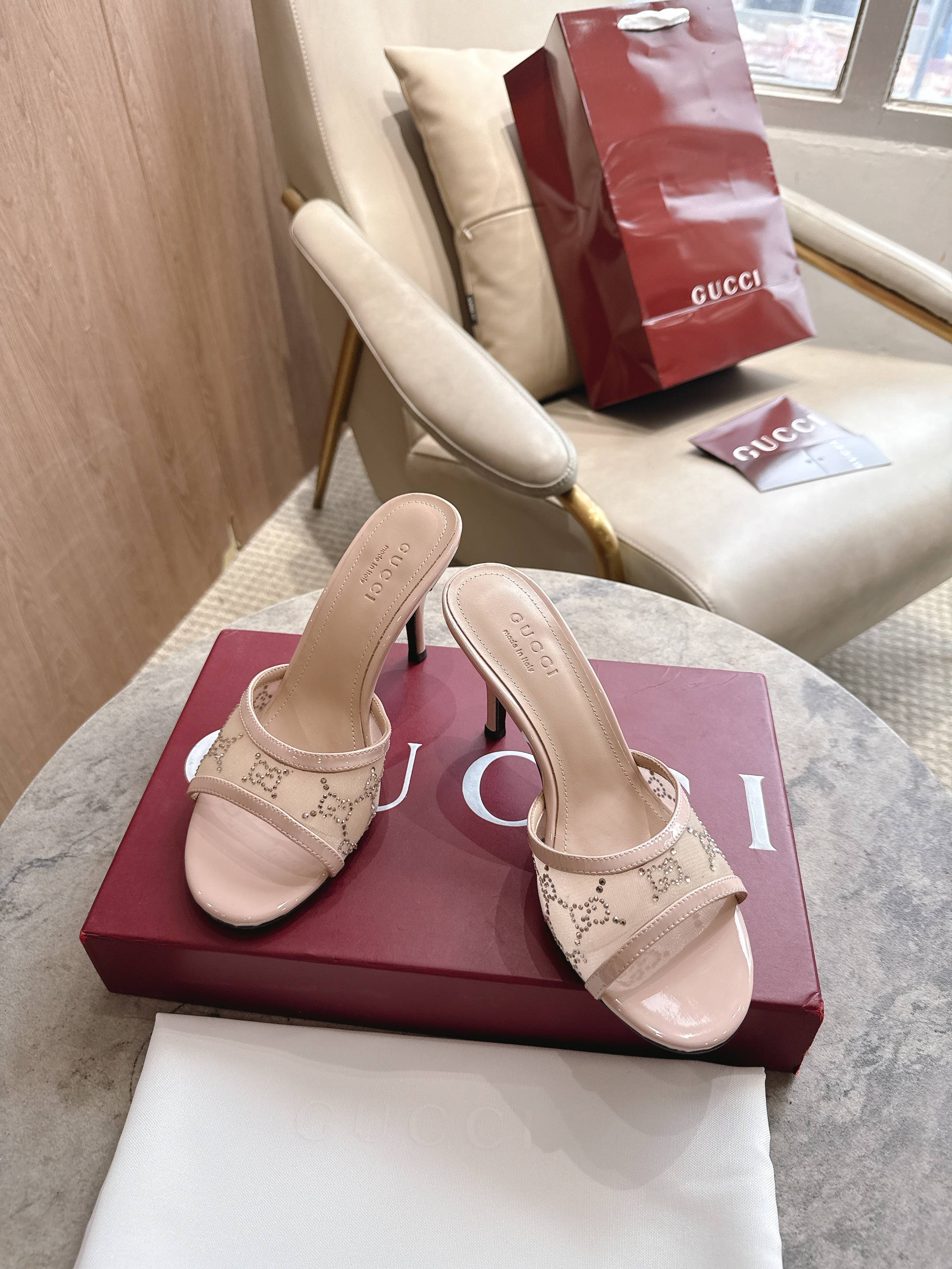 NO:886770,2029-4 Light pink (35-42) apricot GG crystal mesh with 8.5 cm heel and Italian-made silk outsole. The brand continues to meet people's pursuit of fashion, using various shapes and styles to create stunning mix-and-match items. This sandal is crafted with black mesh and decorated with elegant GG crystal patterns, showing a modern fashion style., slippers, slippers, real silk198609092029-4 浅粉（35-42）杏色GG水晶网纱8.5厘米跟高意大利创作真丝大底,品牌一如既往满足人们对时尚的追求,运用各种造型和款式打造出令人惊艳的混搭单品.这款凉拖以黑色网纱匠心打造,缀饰优雅十足的GG水晶图案,尽展现代时尚风范.,拖鞋,slippers,real silk,Women's Shoes
