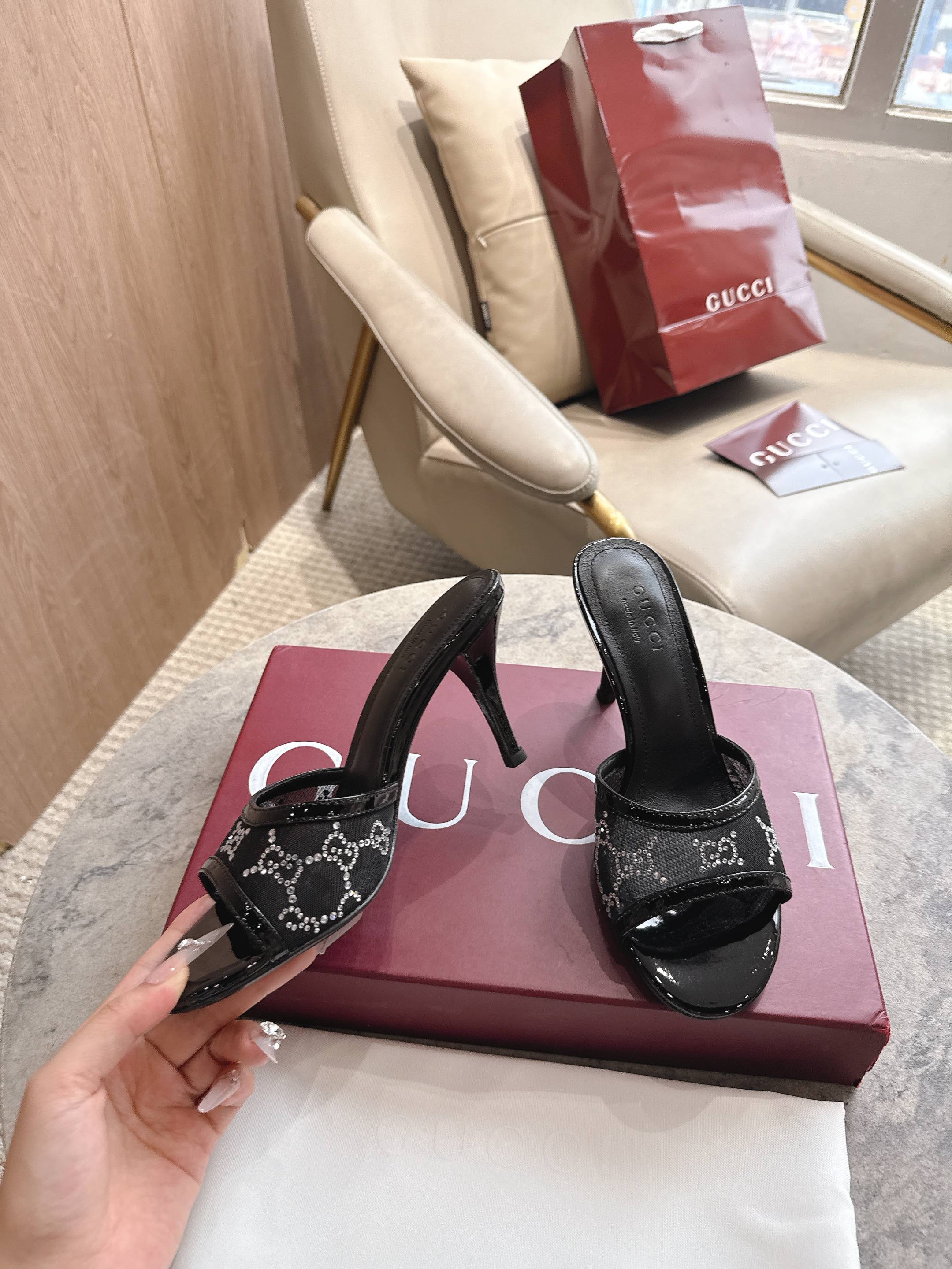 NO:886779,2029-4 Black (35-42) GG crystal mesh 8.5 cm high heel Italian silk outsole, the brand continues to meet people's pursuit of fashion, using various shapes and styles to create stunning mix-and-match items. This sandal is crafted with black mesh and decorated with elegant GG crystal patterns, showing a modern fashion style., slippers, slippers, real silk198609092029-4 黑（35-42）GG水晶网纱8.5厘米跟高意大利创作真丝大底,品牌一如既往满足人们对时尚的追求,运用各种造型和款式打造出令人惊艳的混搭单品.这款凉拖以黑色网纱匠心打造,缀饰优雅十足的GG水晶图案,尽展现代时尚风范.,拖鞋,slippers,real silk,Women's Shoes