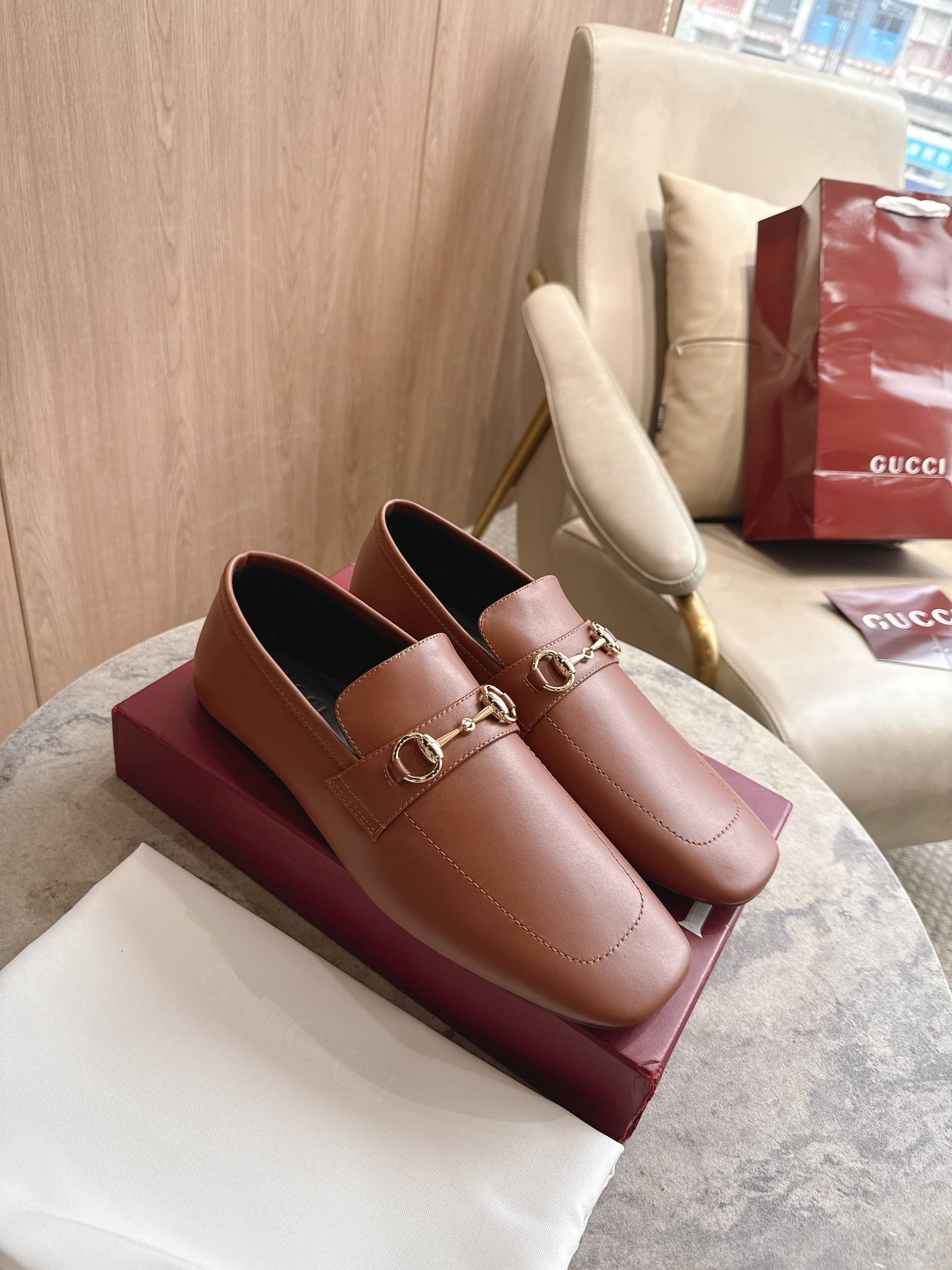 NO:831631,Women's Junior 20 The Gucci Generations collection digs deep into the brand's archives, blending designs from different generations into a unified aesthetic narrative. This mules puts an edgy spin on the classic Horsebit loafer. A square toe, flat sole and reverse construction provide a soft, comfortable and ultra-flexible fit, and this style is crafted in GG canvas. Sand and dark brown GG canvas Gold-toned hardware Black leather lining Horsebit Square toe  Padded insole provides extra comfort. Flat leather outsole Size: Female (35-42) Male (39-45), gucci, loafers, flats, Leather soles19860909女款少20 Gucci 古奇 世代系列深入探索品牌的典藏元素,将不同世代的设计融合为统一的美学叙事.这款穆勒鞋为经典Horsebit乐福鞋注入前卫活力.方形鞋头、平底鞋底和反向结构提供柔软、舒适且极为灵活的贴合感,这款款式以GG帆布匠心打造. 沙色和深棕色GG帆布 金色调配件 黑色皮革衬里 马衔扣 方形鞋头 夹绒鞋垫,提供额外舒适 平底 真皮大底Size:女（35-42） 男（39-45）,,gucci,loafers,flats,Leather soles,Men's shoes