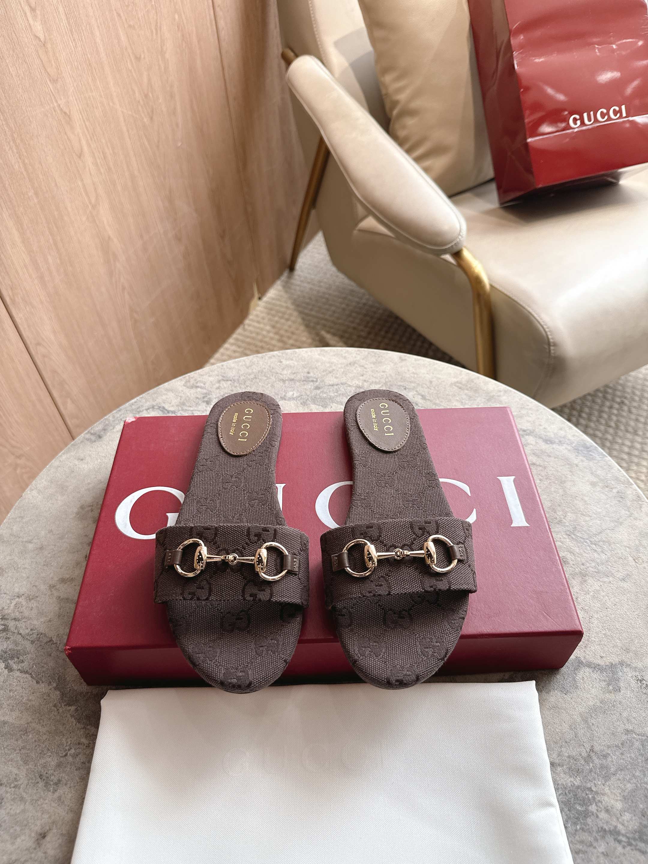 NO:786225,8023-3 Coffee G (35-43) This sandal is crafted from GG canvas, embellished with light gold tone horsebit details; exquisite fabrics and archival patterns are blended together to inject a touch of sophistication into warm day looks. Dark brown GG canvas, light gold tone accessories, horsebit buckle, leather soles, flats, slippers, slippers198609098023-3 咖G（35-43）这款凉拖以GG帆布匠心打造,缀饰浅金色调马衔扣细节；精致面料与典藏图案共冶一炉,为暖日造型注入一抹精致感. 深棕色GG帆布 浅金色调配件 马衔扣 皮革鞋底 平底,拖鞋,slippers,Women's Shoes